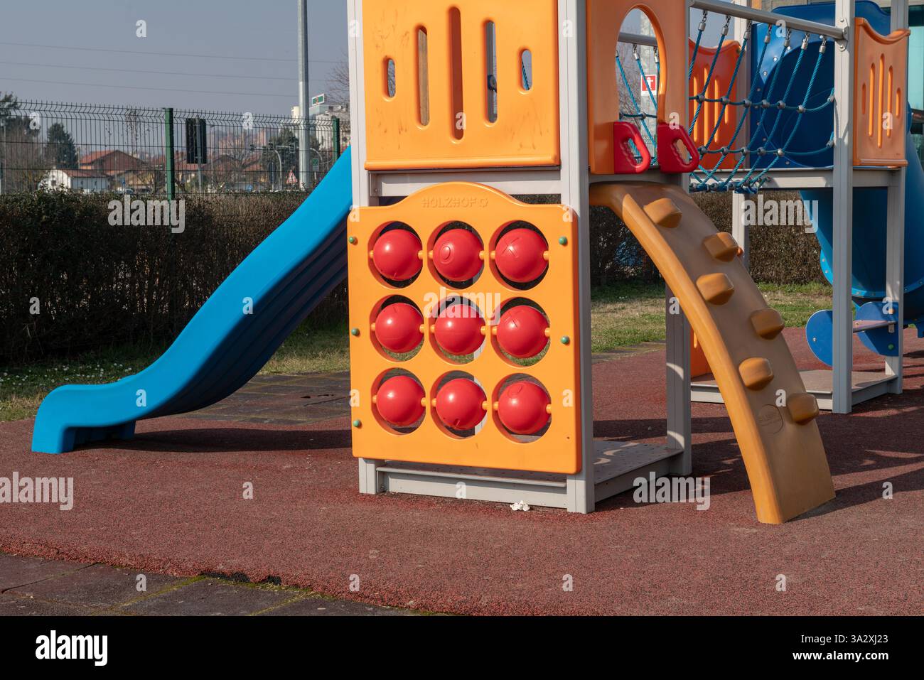 holzhof aire de jeux pour enfants, la structure colorée, amusante et interactive qui stimule la créativité et l'activité physique. espace idéal pour socializi Banque D'Images