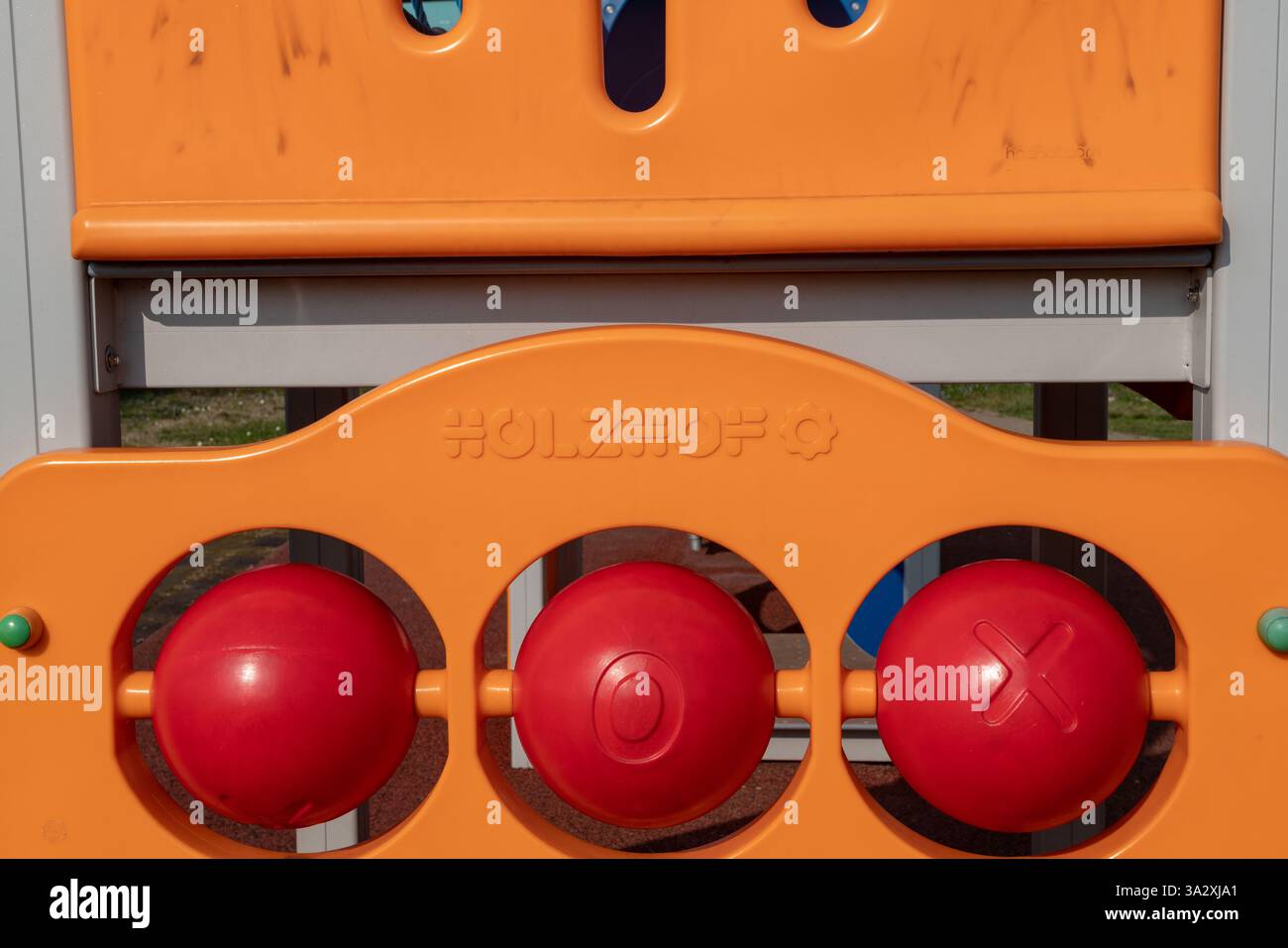 holzhof aire de jeux pour enfants, la structure colorée, amusante et interactive qui stimule la créativité et l'activité physique. espace idéal pour socializi Banque D'Images