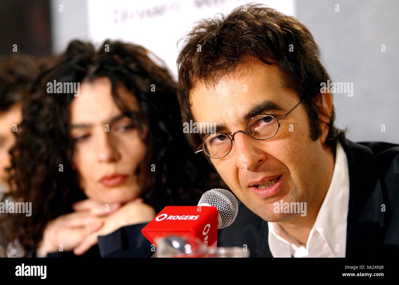 6 septembre 2002 - Toronto, Canada - Conférence de presse de l'ARARAT.AU FESTIVAL INTERNATIONAL DU FILM DE TORONTO.AU FOUR SEASONS HOTEL TORONTO CANADA.Le réalisateur Atom EGOYAN et épouse Arsinee Khanjian. BARRETT / 9-6-2002 FITZROY K26026FB (D)(Image Crédit : © Globe Photos/ZUMAPRESS.com) Banque D'Images