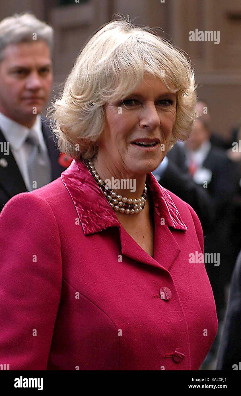 17 septembre 2002 - New York, NEW YORK - LE PRINCE CHARLES ET CAMILLA ( SAR LE PRINCE DE GALLES ET SON ALTESSE ROYALE LA duchesse de Cornouailles ) CONSACRER PIERRE POUR BRITISH MEMORIAL GARDEN À HANOVER SQUARE LE 1 NOVEMBRE 2005 À NEW YORK New York, NEW YORK ANDREA RENAULT, K45747WTO AR.Camilla Parker Bowles(Image Crédit : © Globe Photos/ZUMAPRESS.com) Banque D'Images