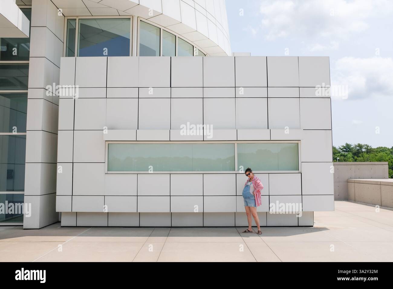 Femme enceinte devant un bâtiment géométrique Banque D'Images