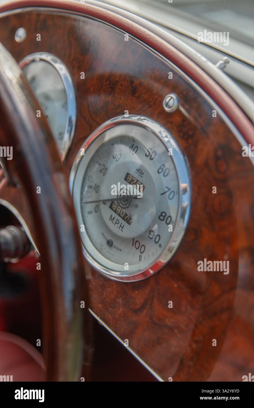 Compteur de vitesse de voiture vintage avec un tableau de bord en bois d'acajou Banque D'Images