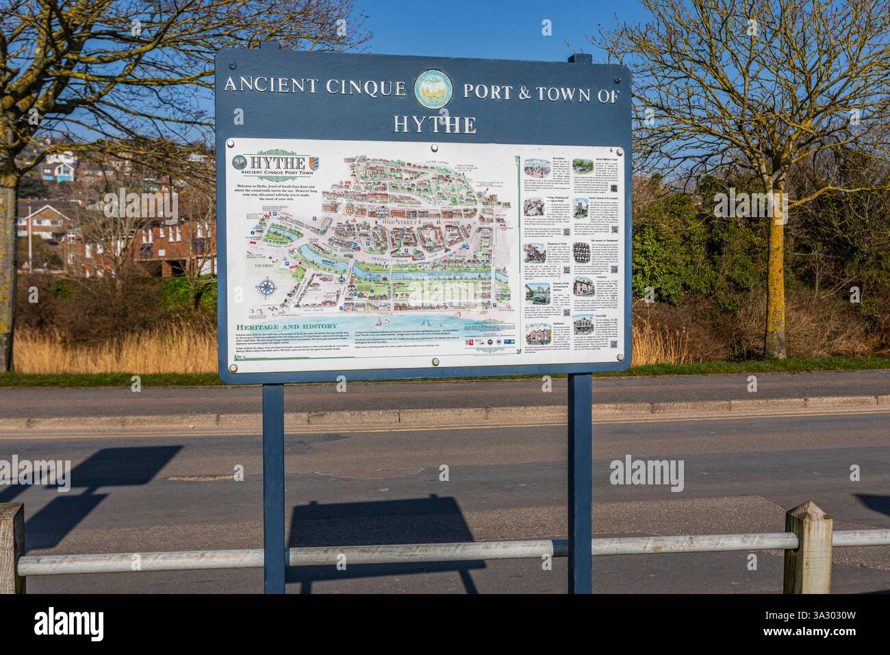 Un panneau d'information pour l'ancien port Cinque et la ville de Hythe dans le Kent, Royaume-Uni. Banque D'Images