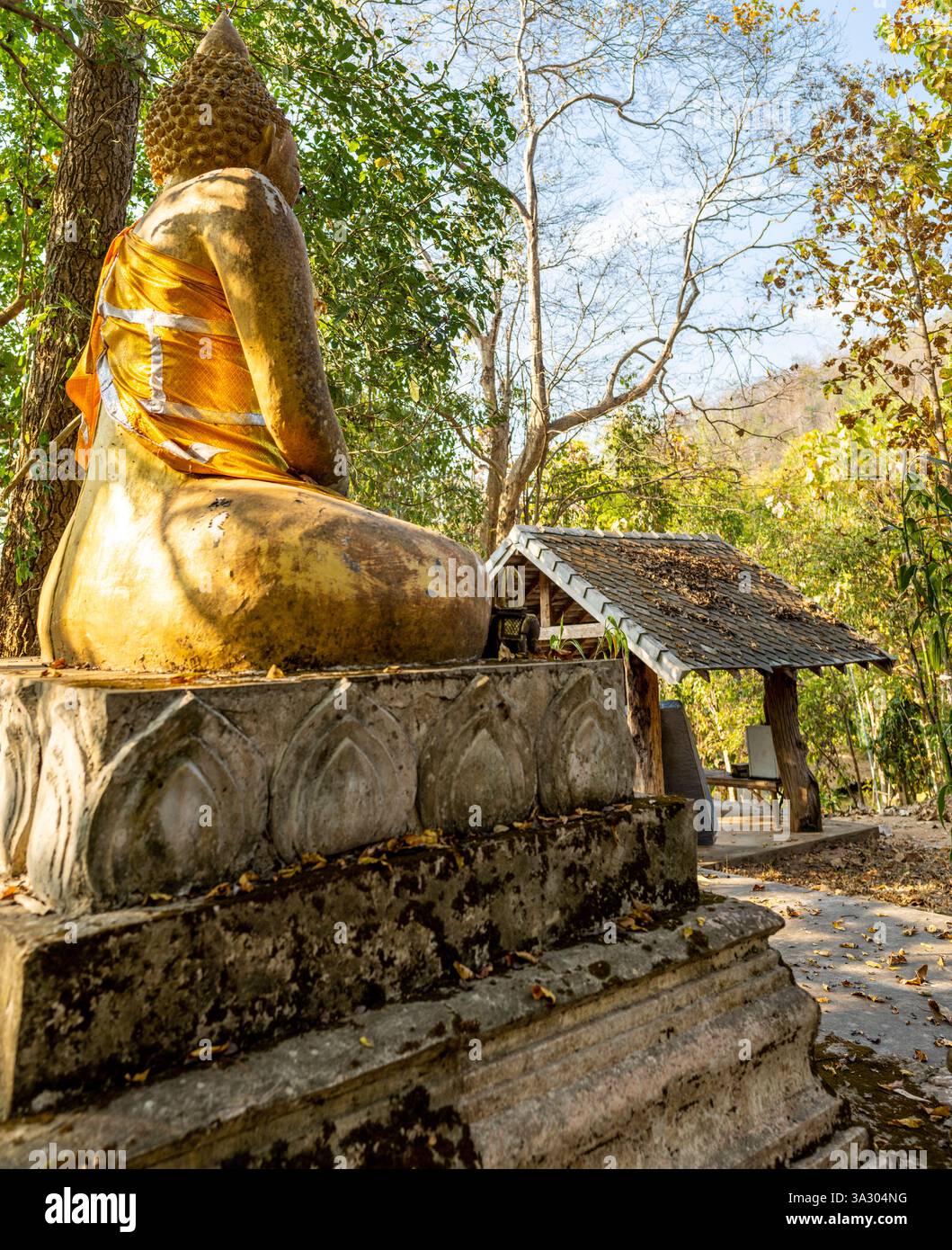 Situé sous une canopée d'arbres, monuments religieux sont dispersés, dans les collines, utilisés par les villageois locaux, parmi le paysage de forêt tropicale. Banque D'Images