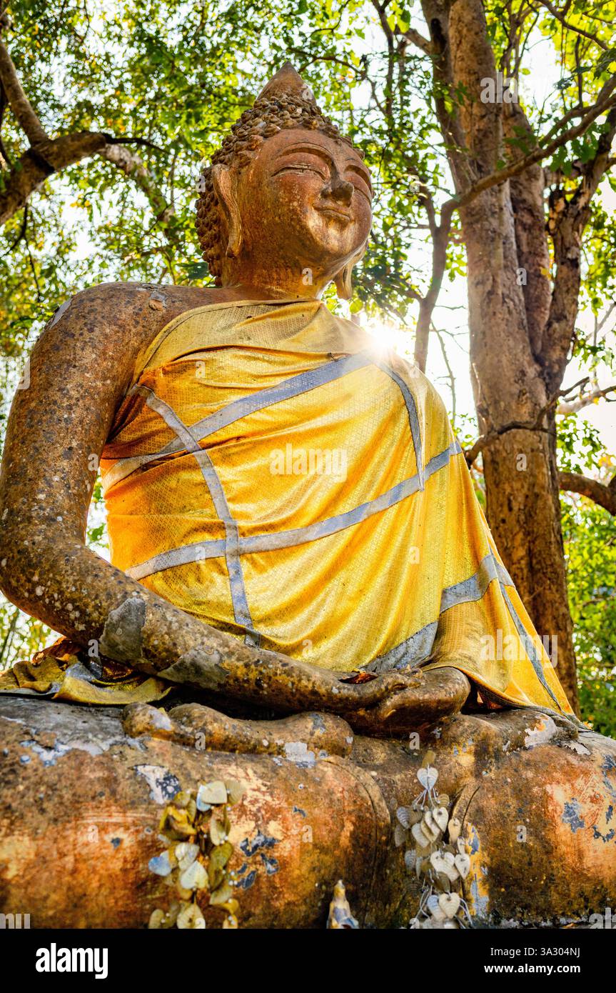 Situé sous une canopée d'arbres, monuments religieux sont dispersés, dans les collines, utilisés par les villageois locaux, parmi le paysage de forêt tropicale. Banque D'Images