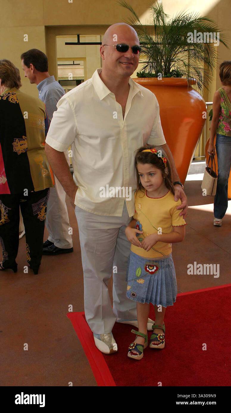 9 AOÛT 2003 - HOLLYWOOD, CA, ÉTATS-UNIS - MICHAEL CHIKLIS, FILLE ODESSA -..COLLECTE DE FONDS DE CÉLÉBRITÉS POUR LA FONDATION 'ENFANTS AFFECTÉS PAR LE SIDA (CAAF) AVEC LA PREMIÈRE 'DORA L'EXPLORATRICE' DE L'ÉMISSION EN DIRECT -. KODAK THEATER, HOLLYWOOD, CA -.08/09/2003 -. NINA PROMMER/ 2003 K32087NP(crédit image : © Globe photos/ZUMAPRESS.com) Banque D'Images
