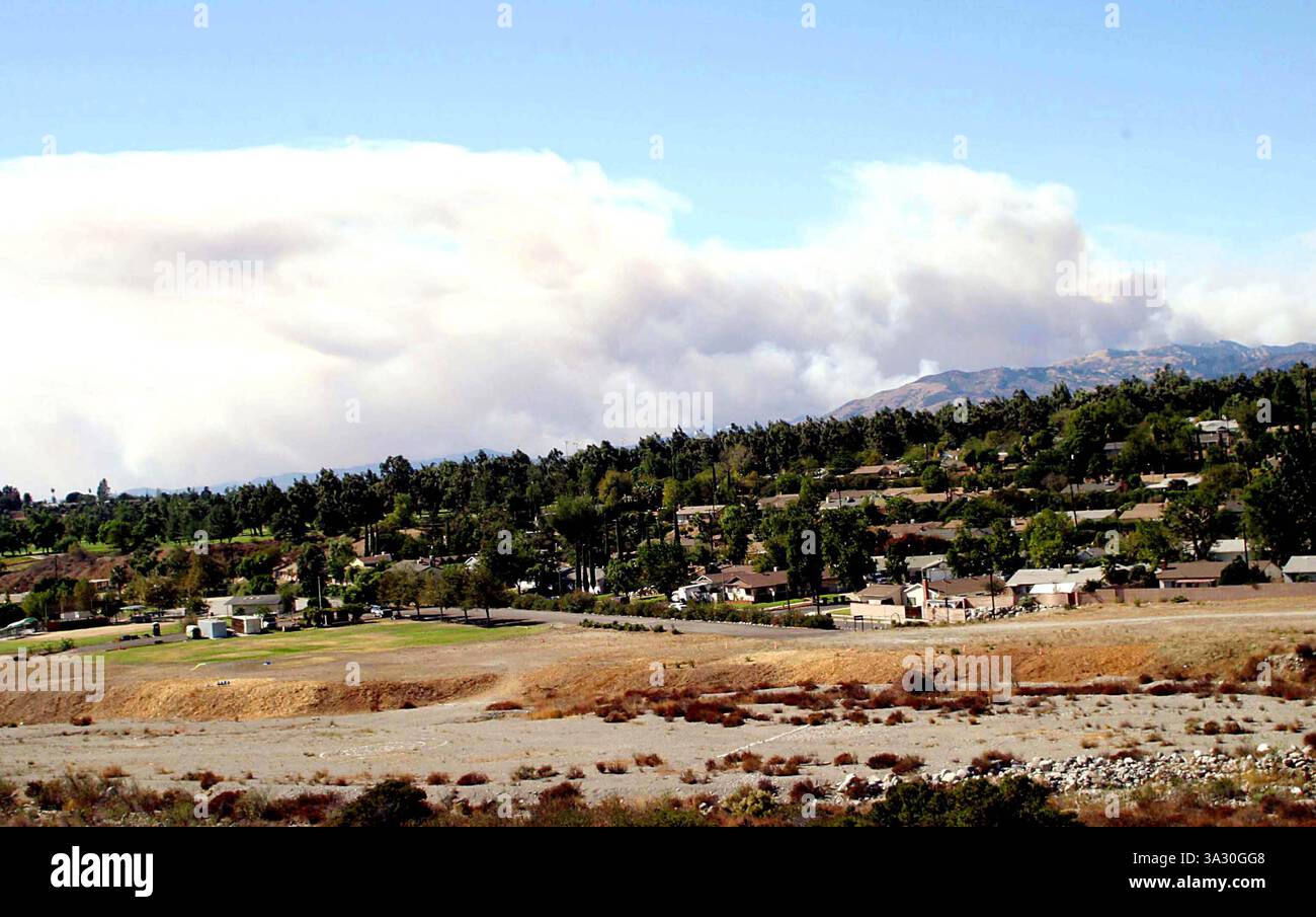 27 OCTOBRE 2003 - SIMI VALLEY, CA, USA - LES FEUX DE FORÊT DÉTRUISENT DE VASTES ZONES DU SUD DE LA CALIFORNIE -. VUE SUR LES INCENDIES DANS SIMI VALLEY, CA -.10/27/2003 -. NINA PROMMER/ 2003.K33590NP(crédit image : © Globe photos/ZUMAPRESS.com) Banque D'Images