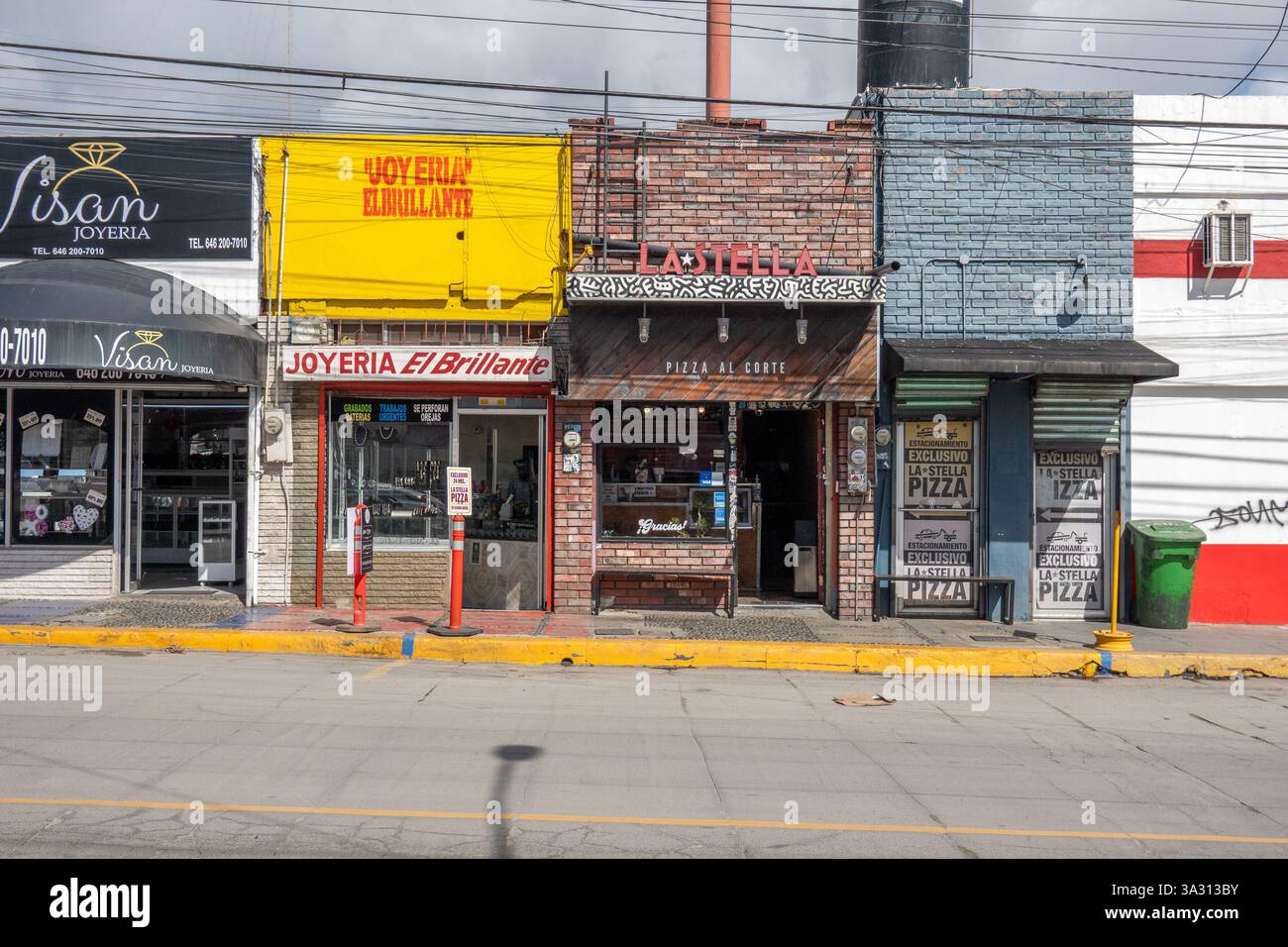 Magasins de détail magasins à Ensenada Mexique, bijoux, Pizza Restaurant, Pizza Al Corte, bijoutiers, Ensenada Mexique 14 février 2025 Stock photo Banque D'Images