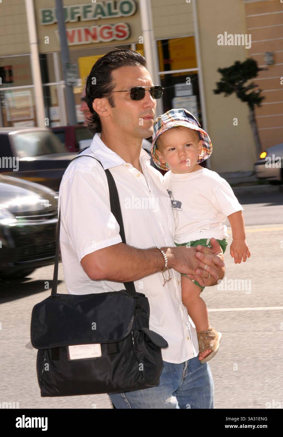22 AOÛT 2004 - WESTWOOD, CALIFORNIE, ÉTATS-UNIS - K38729NP.GRAND CHAMPION PREMIÈRE MONDIALE AU CREST THEATRE À WESTWOOD, CALIFORNIE .08/22/2004 . NINA PROMMER/ 2004.PAOLO MASTROPIETRO ET SON FILS MARCO(crédit image : © Globe photos/ZUMAPRESS.com) Banque D'Images