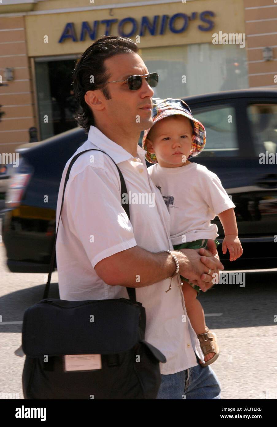 22 AOÛT 2004 - WESTWOOD, CALIFORNIE, ÉTATS-UNIS - K38729NP.GRAND CHAMPION PREMIÈRE MONDIALE AU CREST THEATRE À WESTWOOD, CALIFORNIE .08/22/2004 . NINA PROMMER/ 2004.PAOLO MASTROPIETRO ET SON FILS MARCO(crédit image : © Globe photos/ZUMAPRESS.com) Banque D'Images