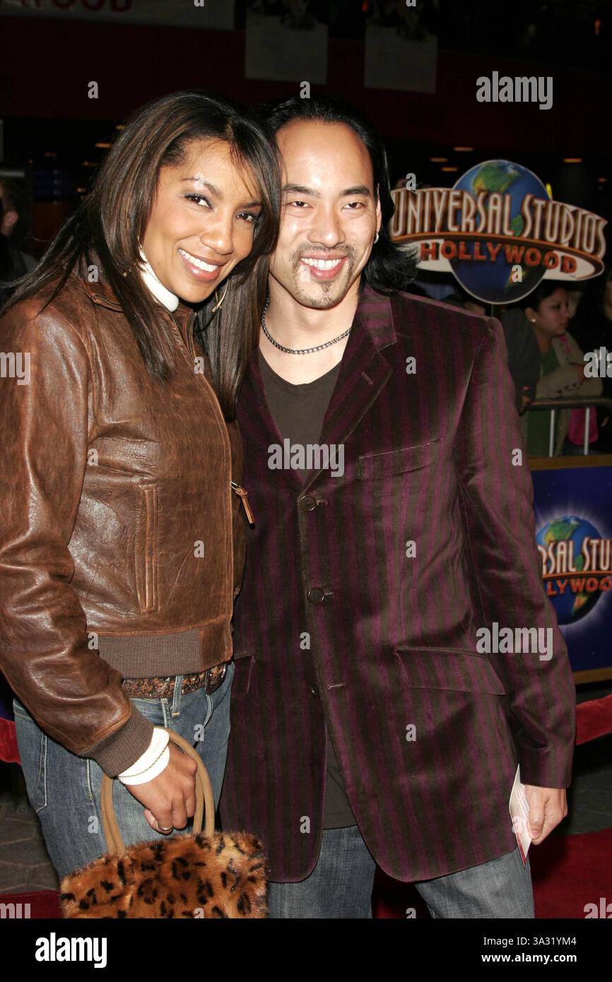 27 JANVIER 2005 - HOLLYWOOD, CALIFORNIE, ÉTATS-UNIS - ARTHEL NEVILLE ET SON MARI TAKU HIRANO -. LA DATE DU MARIAGE - PREMIÈRE MONDIALE -. UNIVERSAL AMPHITHEATRE, HOLLYWOOD, CA -.01-27-2005 -. NINA PROMMER/ 2005.K41190NP(crédit image : © Globe photos/ZUMAPRESS.com) Banque D'Images