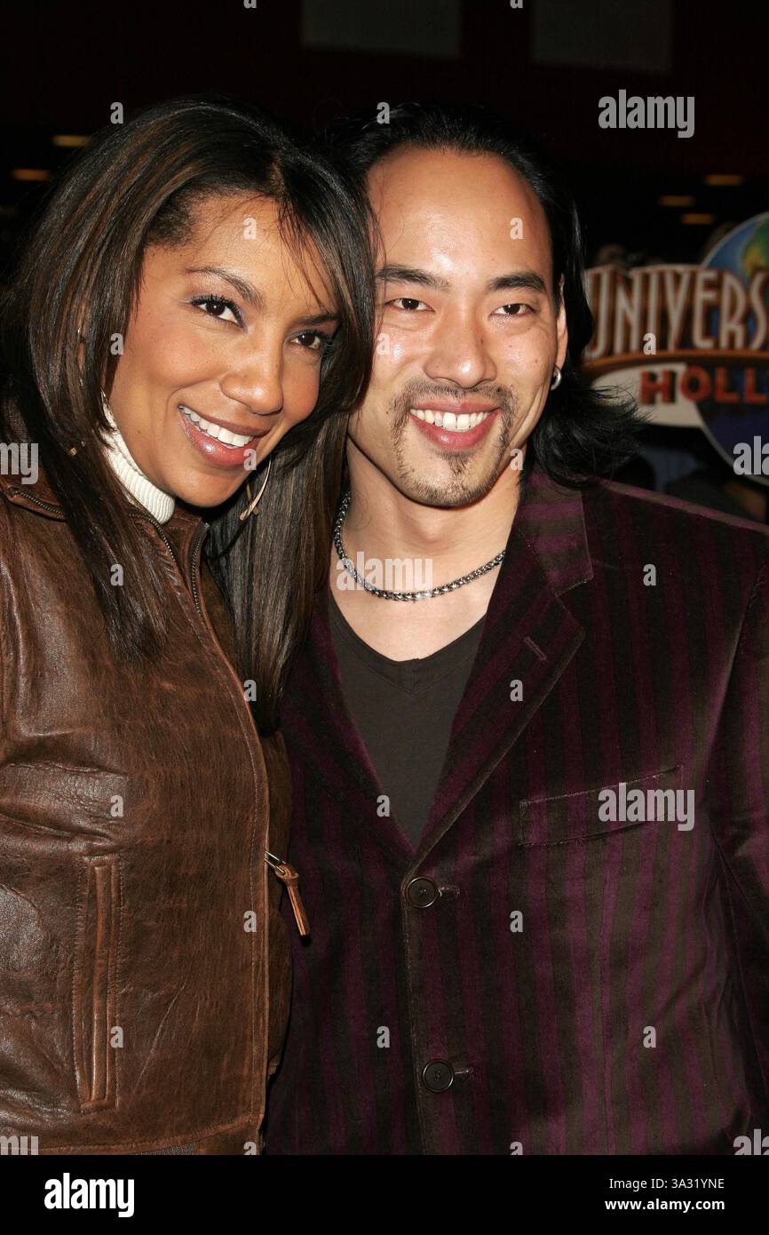 27 JANVIER 2005 - HOLLYWOOD, CALIFORNIE, ÉTATS-UNIS - ARTHEL NEVILLE ET SON MARI TAKU HIRANO -. LA DATE DU MARIAGE - PREMIÈRE MONDIALE -. UNIVERSAL AMPHITHEATRE, HOLLYWOOD, CA -.01-27-2005 -. NINA PROMMER/ 2005.K41190NP(crédit image : © Globe photos/ZUMAPRESS.com) Banque D'Images