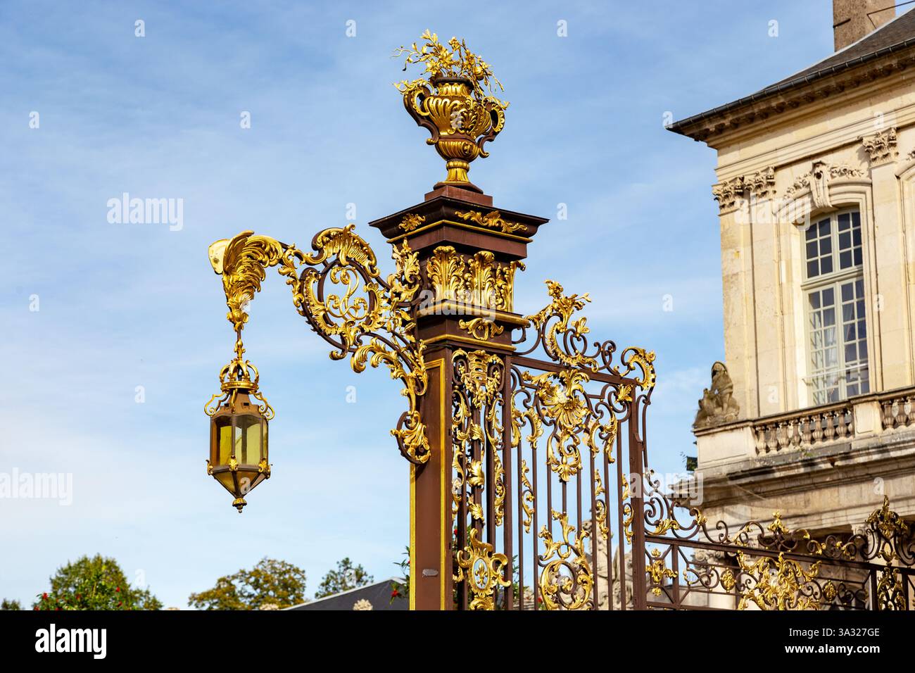 NANCY, FRANCE - 1 NOVEMBRE 2023 : il s'agit d'un fragment d'une clôture artistique forgée avec une lanterne sur la porte (l'œuvre de Jean Lamour) sur la place Arena. Banque D'Images