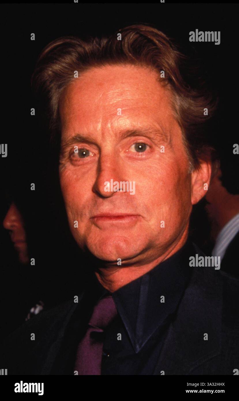 18 SEPTEMBRE 2007 - CRÉATION DE ''A PERFECT MURDER'' AU SONY LINCOLN SQUARE, NEW YORK 06-01-1998. KELLY JORDAN- MICHAEL DOUGLAS(crédit image : © Globe photos/ZUMAPRESS.com) Banque D'Images