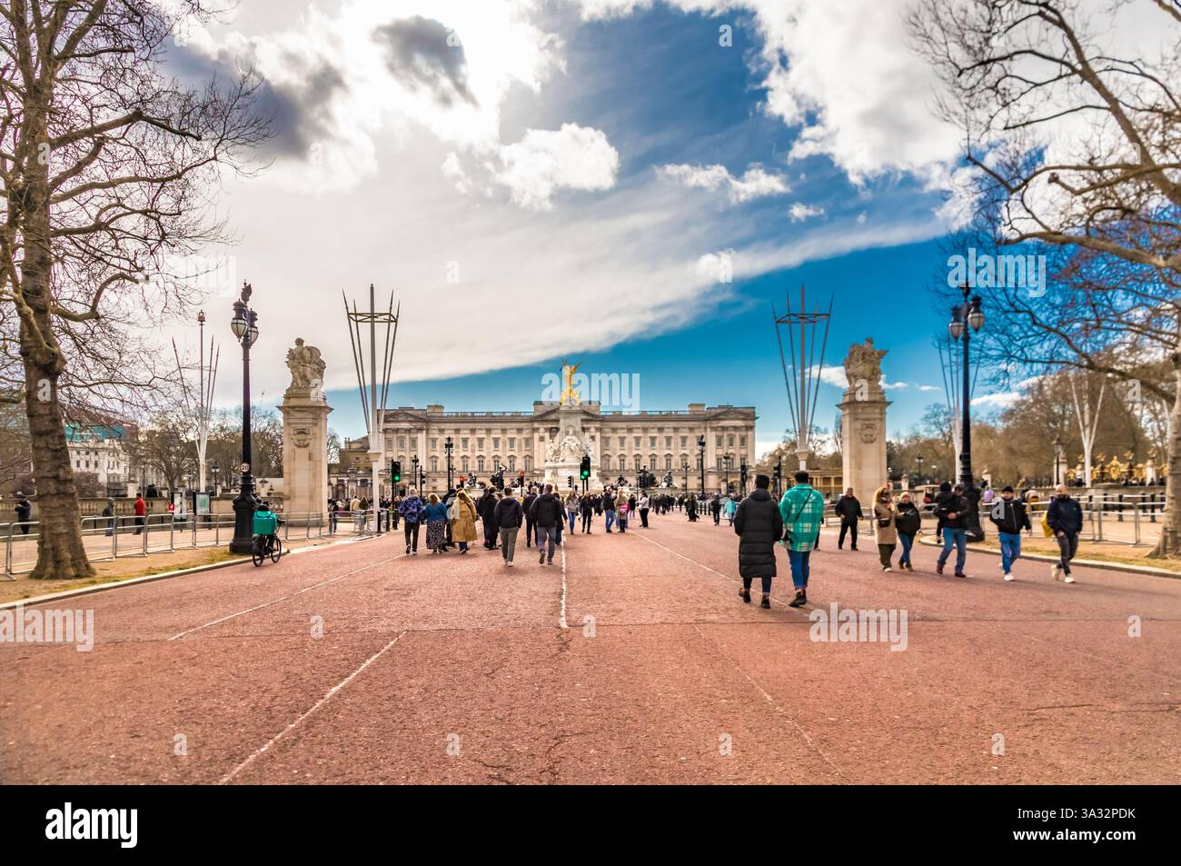 Belle vue des gens marchant vers Victoria Memorial et Buckingham Palace sur la route cérémonielle et la route appelée le Mall à Londres un jour... Banque D'Images