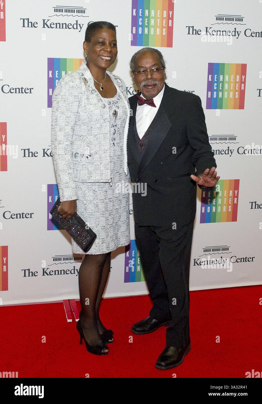 Dec. 7, 2013 - Washington, District of Columbia, États-Unis d'Amérique - Ursula Burns, Présidente et PDG de Xerox, et Lloyd Bean arrivent pour le dîner officiel de l'artiste honorant les récipiendaires du Kennedy Center Honors 2013 organisé par le secrétaire d'État des États-Unis John F. Kerry au Département d'État des États-Unis à Washington, DC, le samedi 7 décembre 2013. Les lauréats de 2013 sont : la chanteuse d'opéra Martina Arroyo ; le pianiste, claviériste, chef d'orchestre et compositeur Herbie Hancock ; le pianiste, chanteur et compositeur Billy Joel ; l'actrice Shirley MacLaine ; et le musicien et compositeur Carlos Santana..crédit : R Banque D'Images