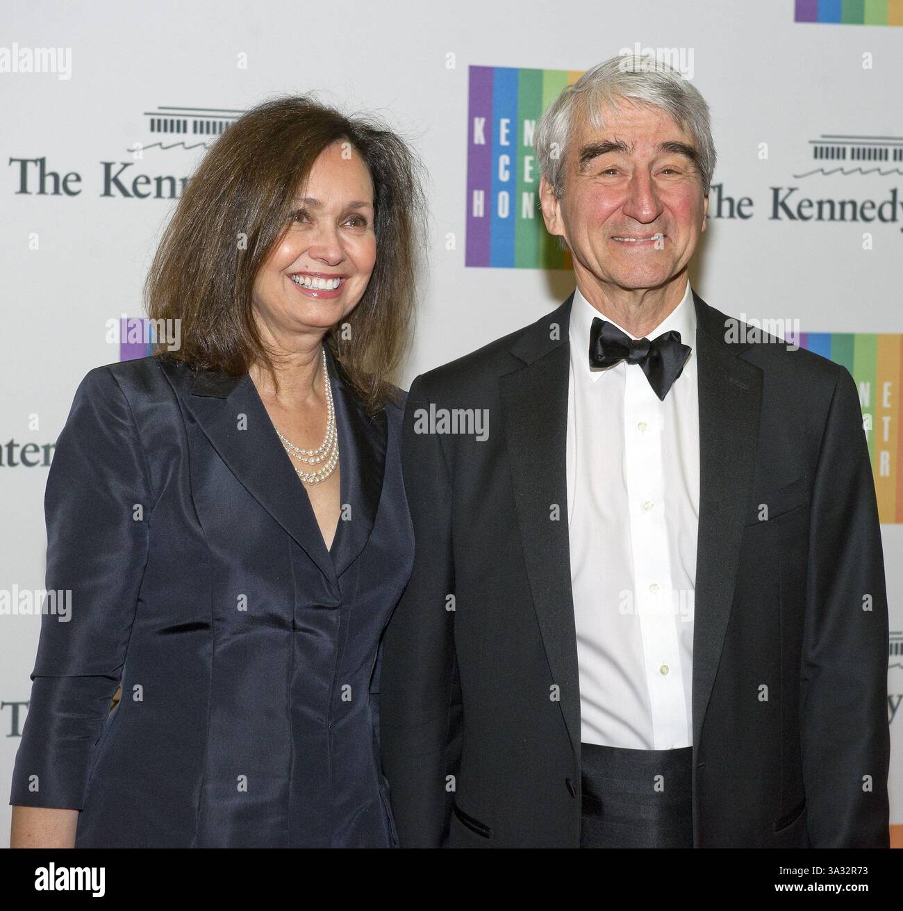 Dec. 7, 2013 - Washington, District of Columbia, États-Unis d'Amérique - Sam Waterston et son épouse Lynn arrivent pour le dîner officiel de l'artiste honorant les récipiendaires des prix du Kennedy Center Honors 2013, organisé par le secrétaire d'État des États-Unis John F. Kerry au Département d'État des États-Unis à Washington, DC, le samedi 7 décembre 2013. Les lauréats de 2013 sont : la chanteuse d'opéra Martina Arroyo ; le pianiste, claviériste, chef d'orchestre et compositeur Herbie Hancock ; le pianiste, chanteur et compositeur Billy Joel ; l'actrice Shirley MacLaine ; et le musicien et compositeur Carlos Santana..crédit : Ron Sachs / CNP (C Banque D'Images