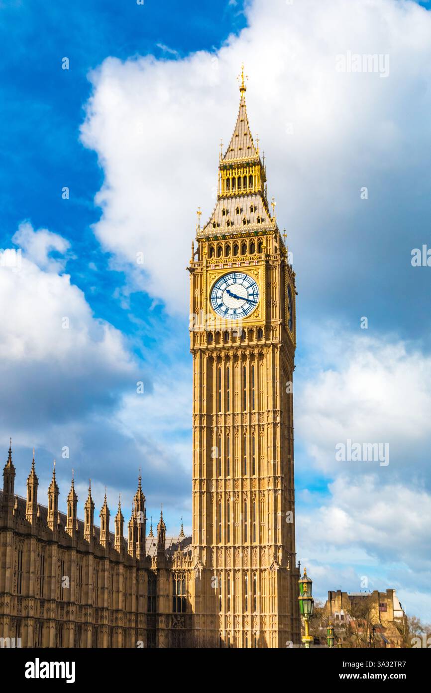 Belle vue rapprochée de la célèbre tour Elizabeth emblématique, communément connue sous le surnom de 'Big Ben', lors d'une journée ensoleillée avec un ciel bleu... Banque D'Images