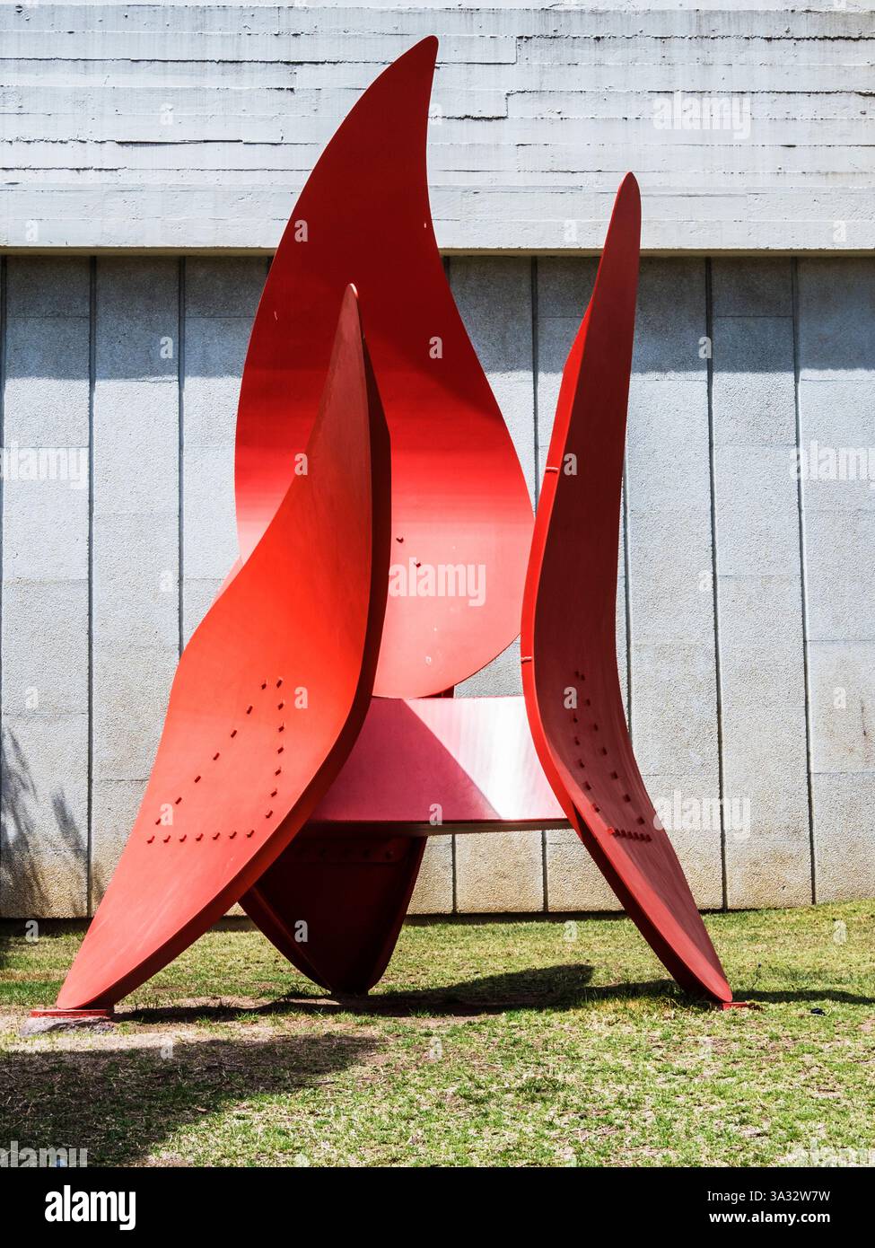 '4 Wings', une sculpture en acier peinte par Alexander Calder, à l'extérieur de la Fundació Joan Miró à Barcelone. Banque D'Images