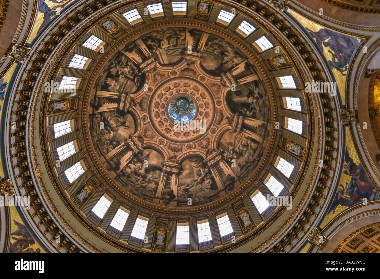 Grande vue rapprochée de l'intérieur du dôme de la cathédrale St Paul montrant comment la peinture de Sir James Thornhill continue une illusion du réel... Banque D'Images