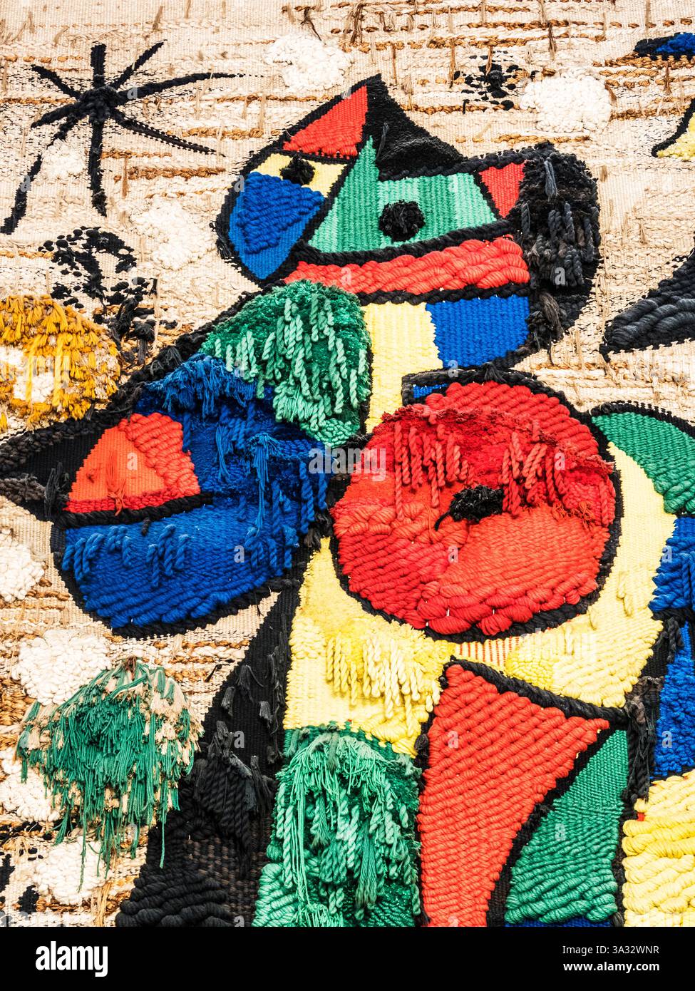 Gros plan d'une tapisserie de techniques mixtes de Joan Miro et Josep Royo dans le Fundació Joan Miró à Barcelone. Banque D'Images
