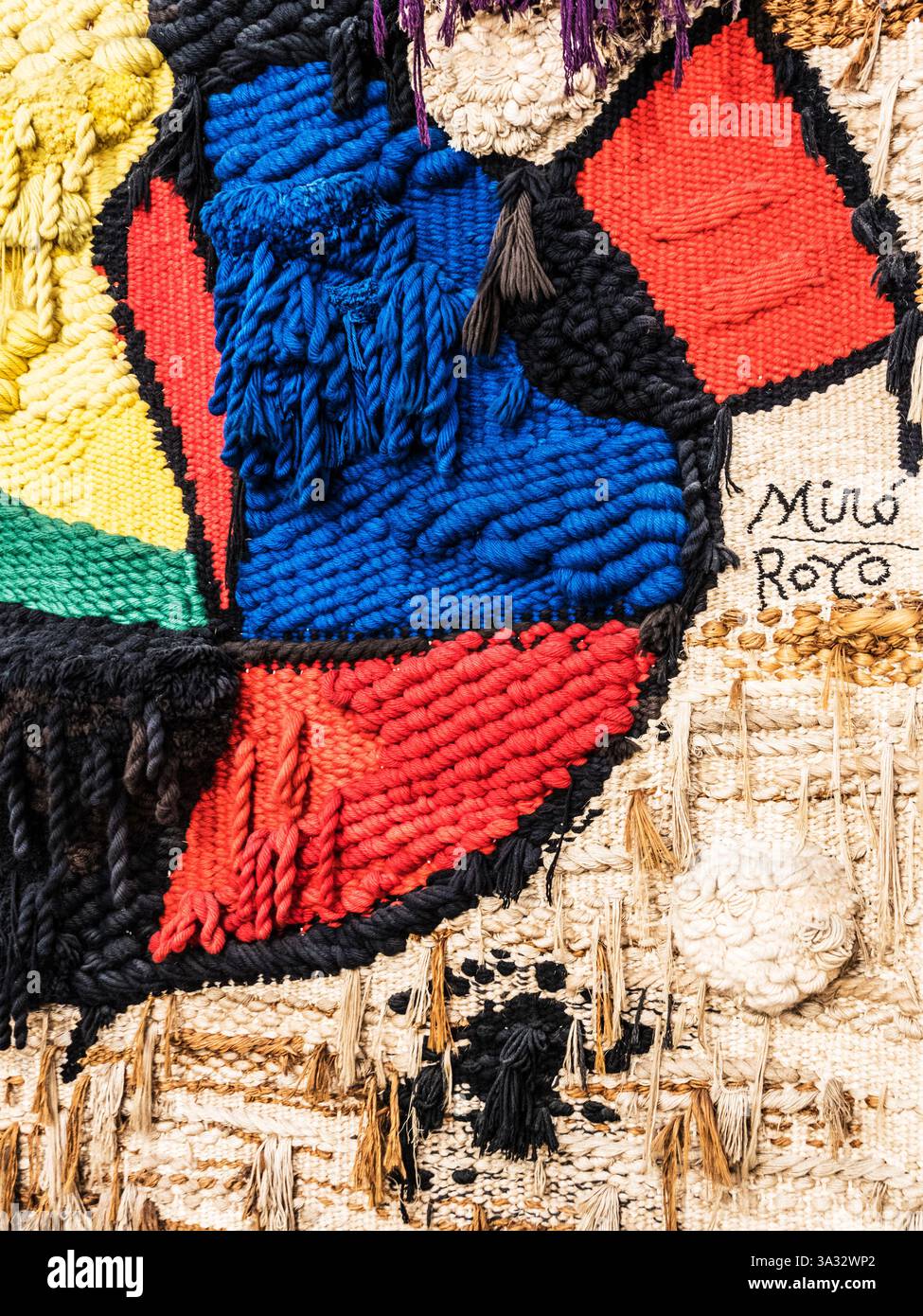 Gros plan d'une tapisserie de médias mixtes dans la Fundació Joan Miró à Barcelone, par Joan Miro et Josep Royo, montrant leurs signatures. Banque D'Images