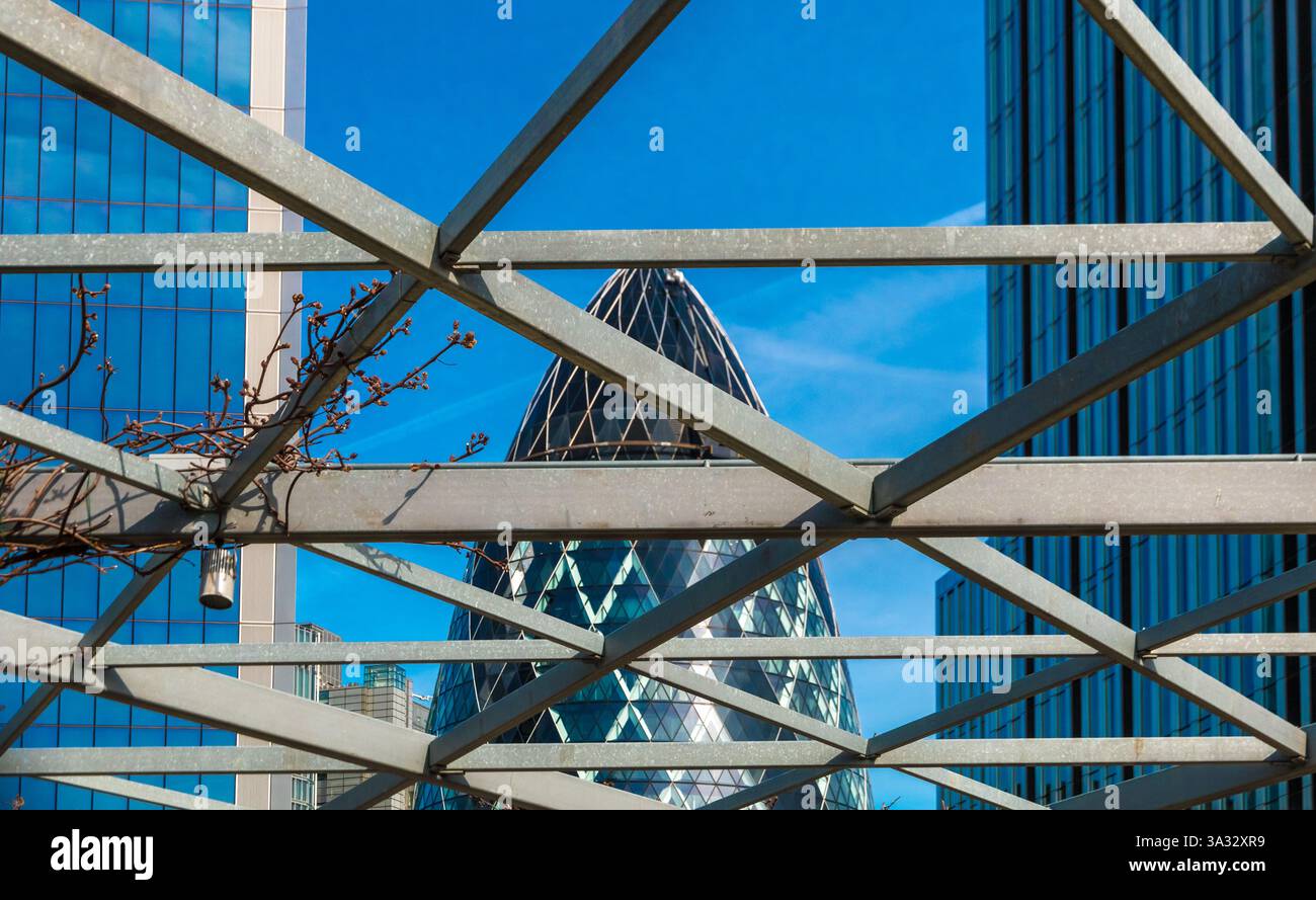 Belle vue sur la pointe du célèbre gratte-ciel Gherkin vu à travers une verrière métallique au Garden at 120, le plus grand toit public de la ville de Londres... Banque D'Images