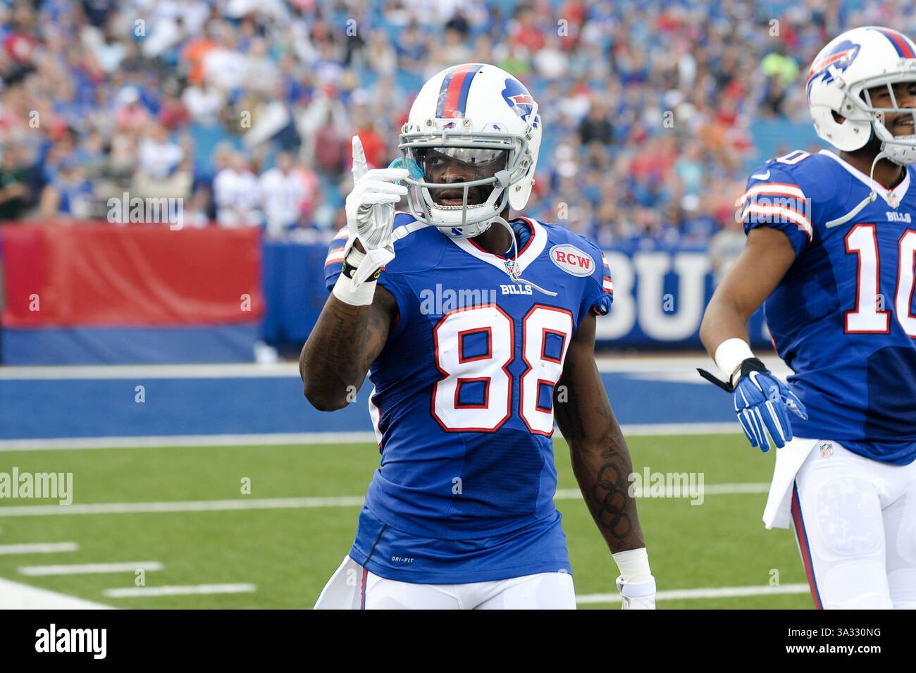 23 août 2014 - Orchard Park, New York, U. S - le récepteur large des Buffalo Bills MARQUISE GOODWIN (88) signale aux fans que les Bills se préparent à affronter les Buccaneers de Tampa Bay au Ralph Wilson Stadium à Orchard Park, NY. Tampa Bay bat Buffalo 27-14. (Crédit image : © Michael Johnson/ZUMA Wire) Banque D'Images