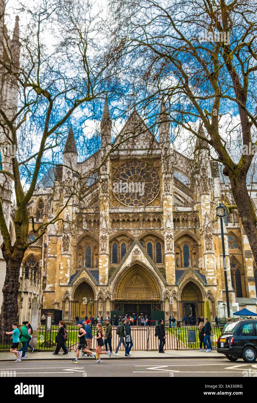 Belle vue sur l'entrée nord de l'abbaye de Westminster avec un tympan sculpté, avec une grande rosace et des contreforts volants au-dessus,... Banque D'Images