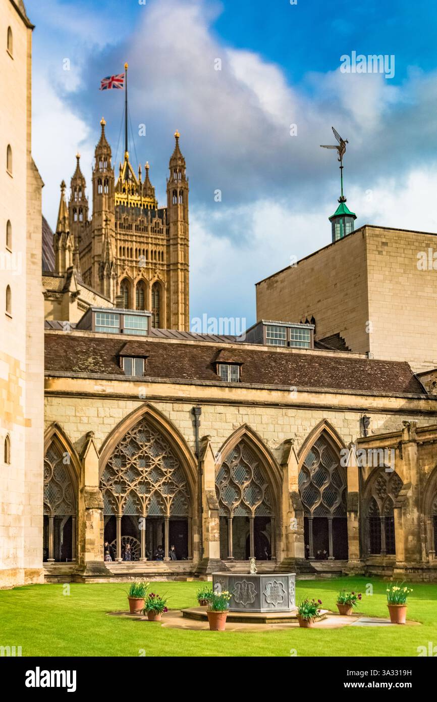 Vue pittoresque sur le cloître garth de l'abbaye de Westminster avec une fontaine commémorative, la façade gothique du cloître avec ses colonnes et arcades et... Banque D'Images