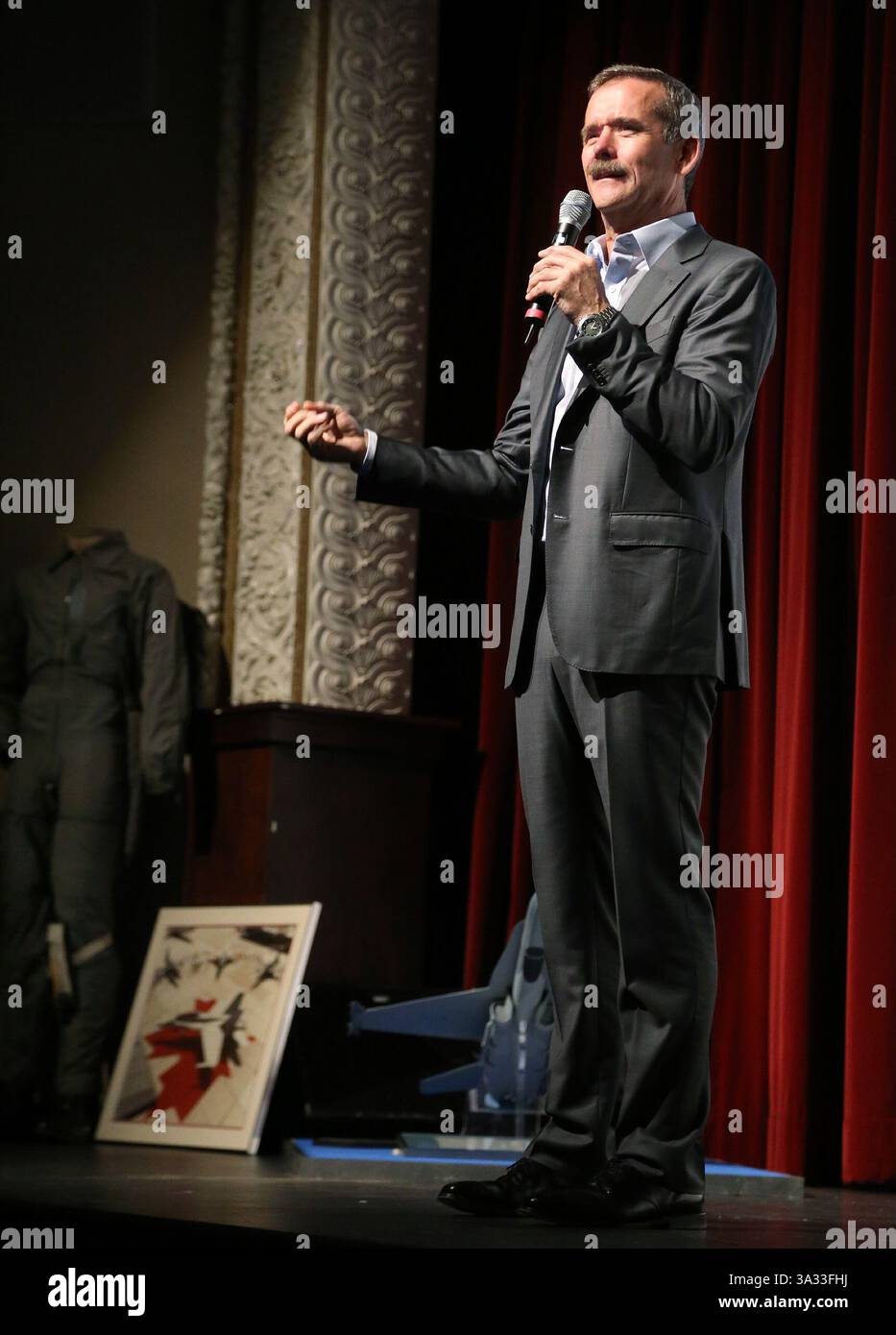 Le 25 septembre 2014 - Belleville (ONTARIO) - Chris Hadfield, astronaute à la retraite qui a été le premier canadien à marcher dans l'espace, parle de sa carrière et de son temps comme commandant de la Station spatiale internationale avant un Empire Theatre au centre-ville de Belleville, Ontario. Jeudi soir, 25 septembre 2014. Hadfield, qui a commencé sa carrière de pilote en pilotant des planeurs au détachement des Forces canadiennes Mountain View dans le comté de Prince Edward, Ontario, a été invité à Belleville, Ontario, par la Quinte Human Resources Professional Association. - JEROME LESSARD/THE INTELLIGENCER/QMI AGENCY (crédit image : © Jerome Lessard/ Banque D'Images