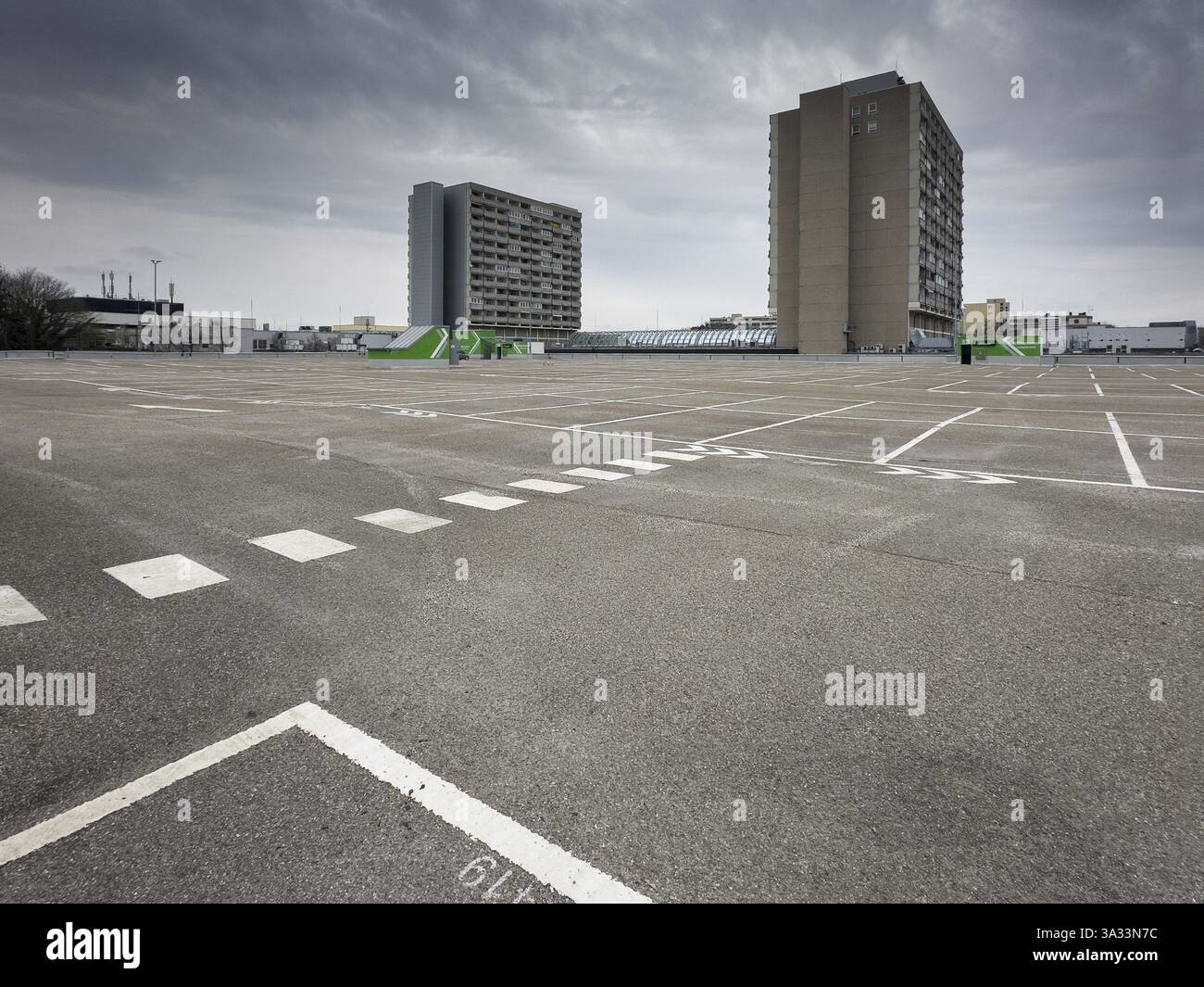 Image symbolique crise économique, nuages sombres dans le ciel, parking vide à Olympia-Einkaufszentrum OEZ, Pelkovenstrasse, Munich, Bavière, Allemagne, Banque D'Images