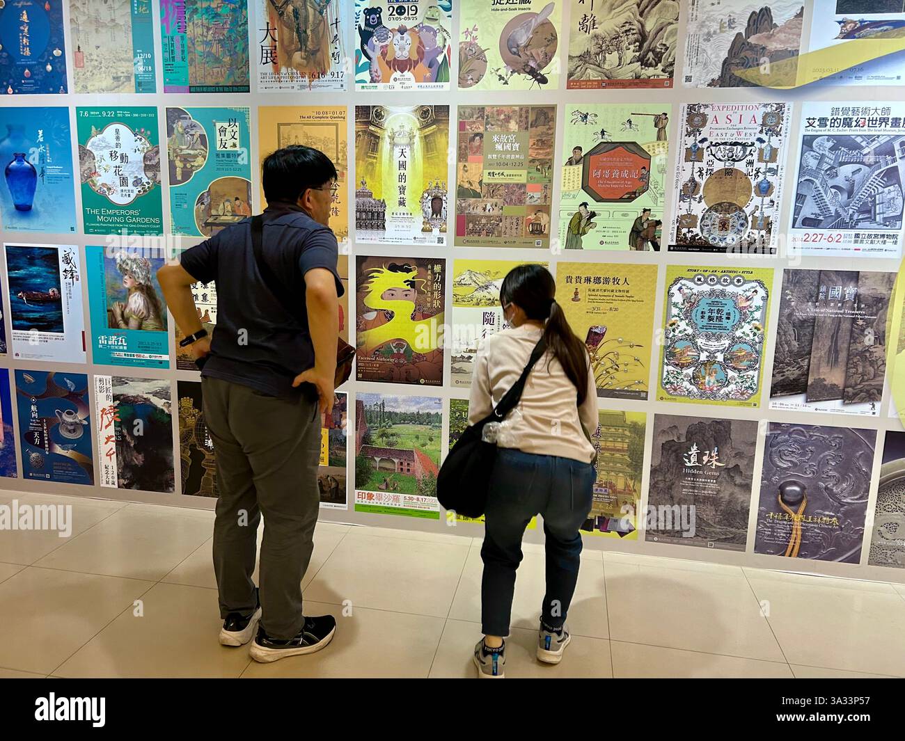 Taipei, Taïwan, couples, touristes regardant des affiches, visite du musée national de Taïwan, collection d'art historique asiatique chinois, affichage mural, - Image de stock capturée avec un smartphone