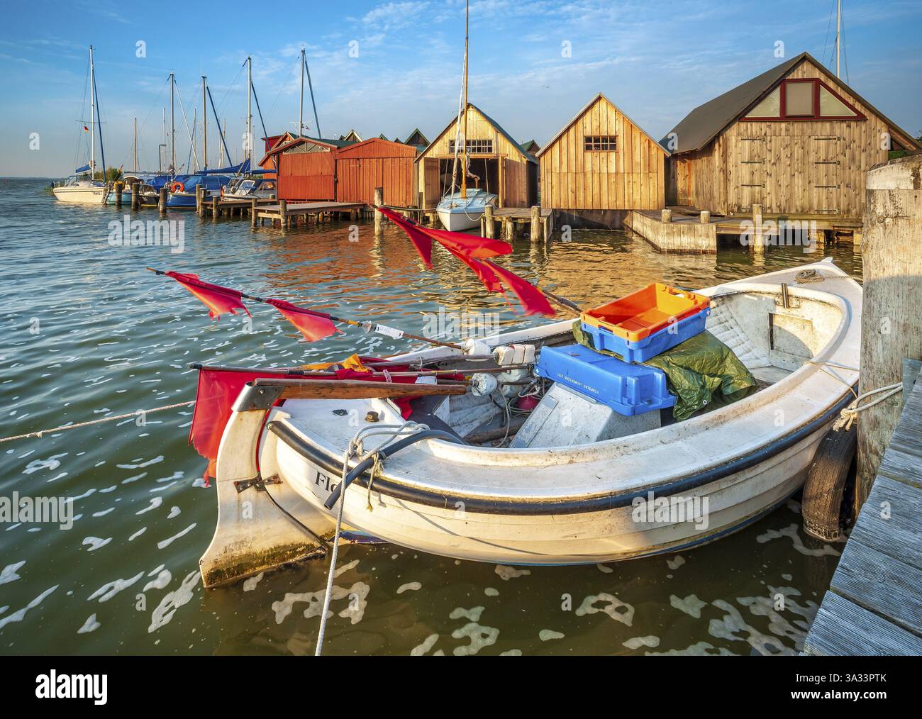 Maisons de vacances, voiliers et bateaux de pêche dans le port de Saaler Bodden, Althagen, Ahrenshoop, Fischland-Darss-Zingst, Mecklenburg-Poméranie occidentale, Banque D'Images
