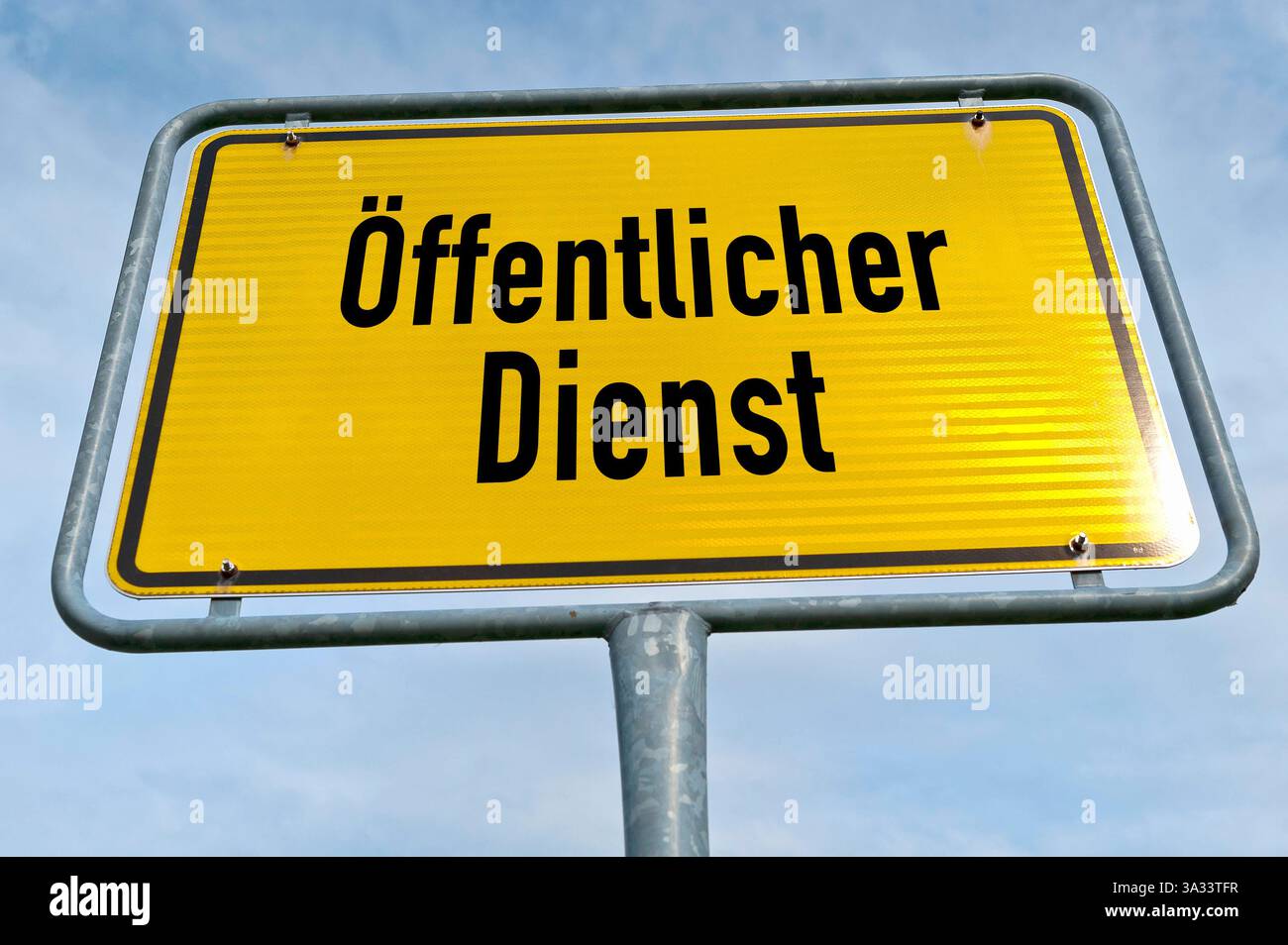 Ortsschild als Symbol für den öffentlichen Dienst 20240615ad001 Ortsschild Öffentlicher Dienst AMT, Angestellte, Ausschreibung, Beamter, Behörde, Bürger, Dienstleistung, Digitalisierung, Entscheidung, Entwicklung, Finanzierung, Gesetz, Gesetzgebung, institution, Kommune, Kommunikation, Kontrolle, Kooperation, Landkreis, Landesverwaltung, Mitarbeiter, Mobilität, Organisation, Planung, Prozess, Reform, Regelung, Regierung, Ressourcen, Sicherheit, Stadtverwaltung, Struktur, Symbolfoto, Verwaltung, Zuständigkeit amtlich, behördlich, digital, effizient, einheitlich, fördernd, gemeinnützig, gesetzli Banque D'Images