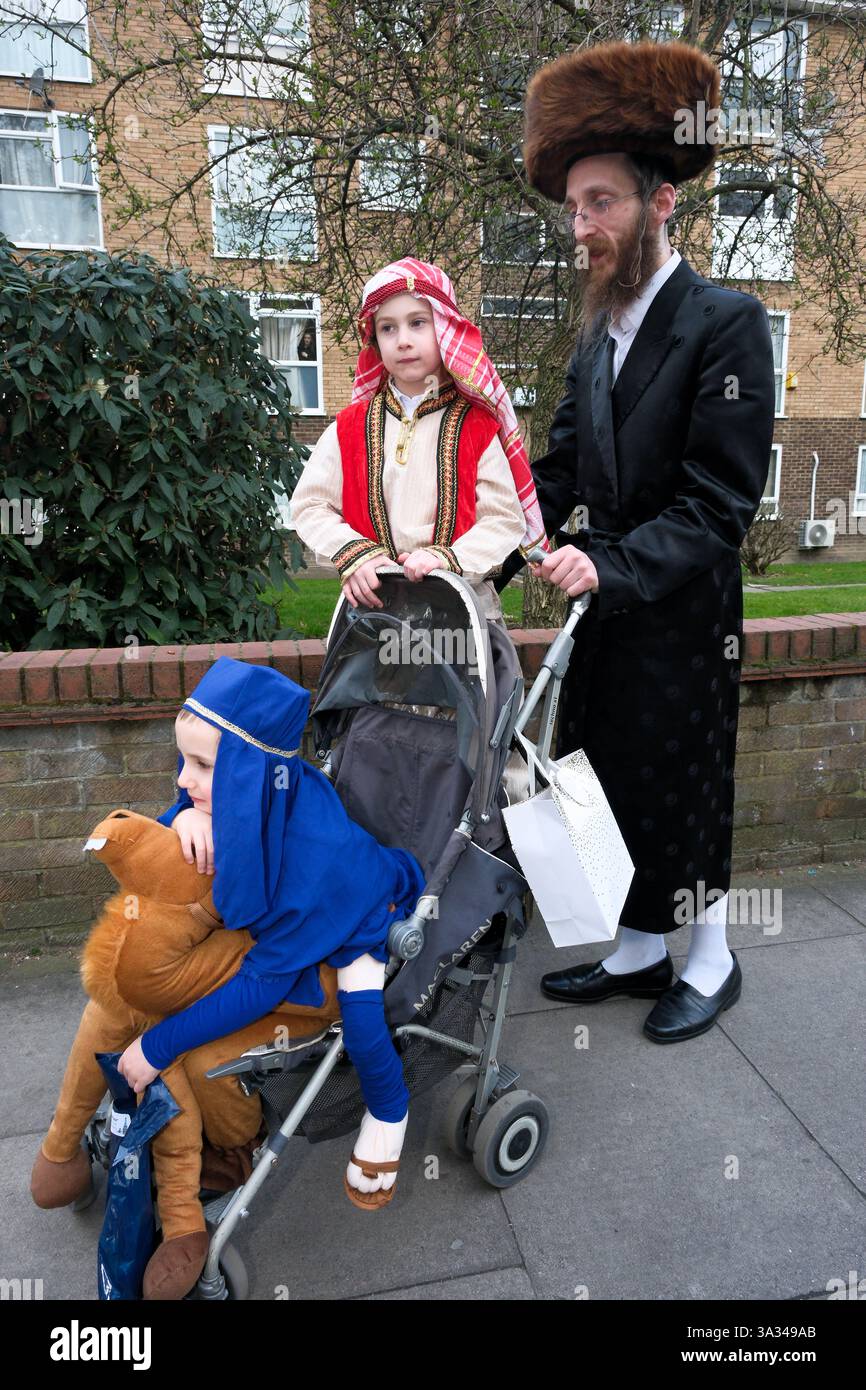 Stamford Hill, Londres, Royaume-Uni. Les Juifs célèbrent Pourim à Stamford Hill à Londres. Credit : Matthew Chattle/Alamy Live News Banque D'Images