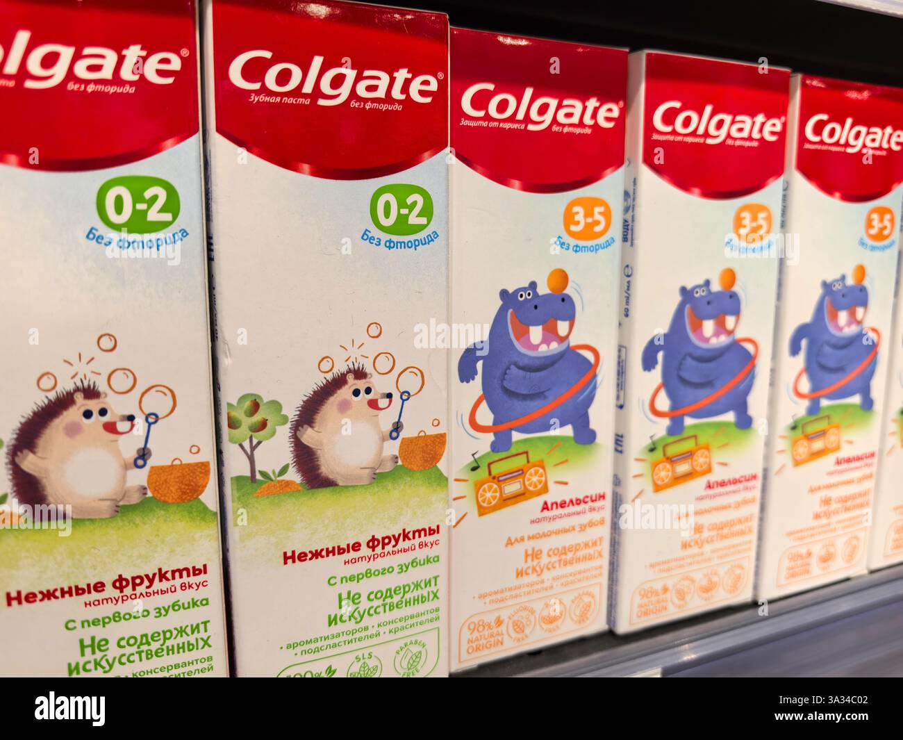 Bobruisk, Biélorussie - 2 mars 2025 : des boîtes de dentifrice aux couleurs vives pour les enfants sont bien installées sur une étagère de magasin. Chaque paquet présente des personnages ludiques A. Banque D'Images