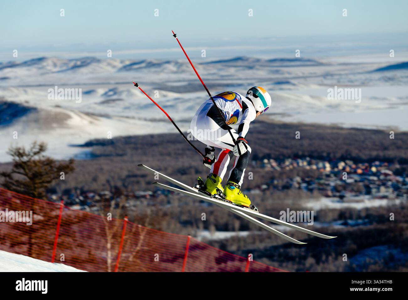 un pilote de ski expérimenté vole dans les airs lors de compétitions de ski alpin Banque D'Images