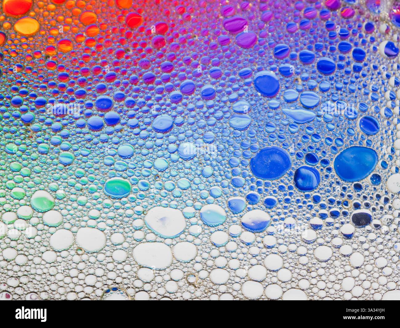 Une image abstraite avec un éventail vibrant de bulles colorées. Le dégradé effectue une transition fluide à travers plusieurs couleurs, créant un visuel dynamique Banque D'Images
