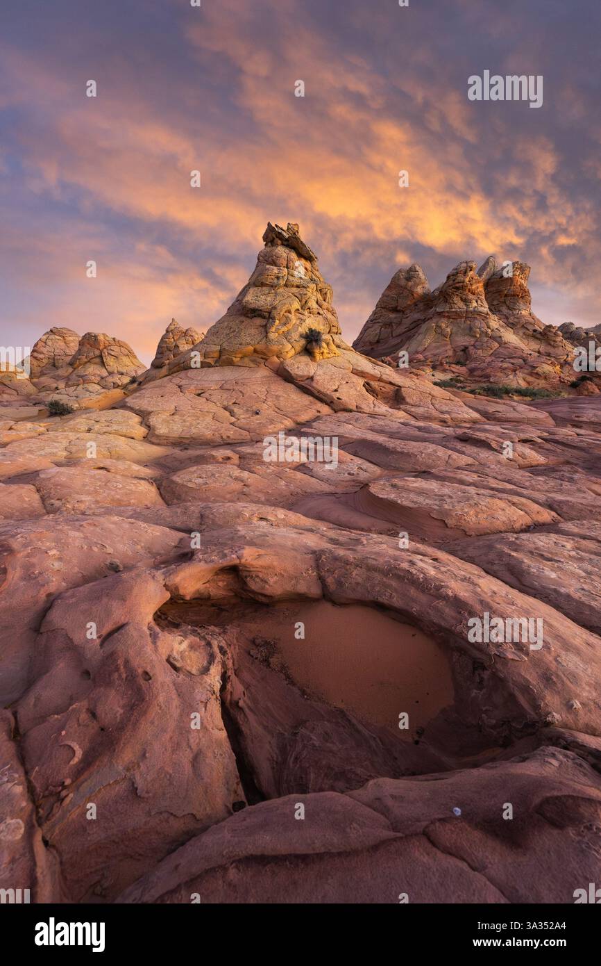 Un coucher de soleil spectaculaire illumine les formations rocheuses uniques de Coyote Buttes dans la nature sauvage de Paria Canyon-Vermilion Cliffs, Arizona, renforçant ainsi le vif Banque D'Images