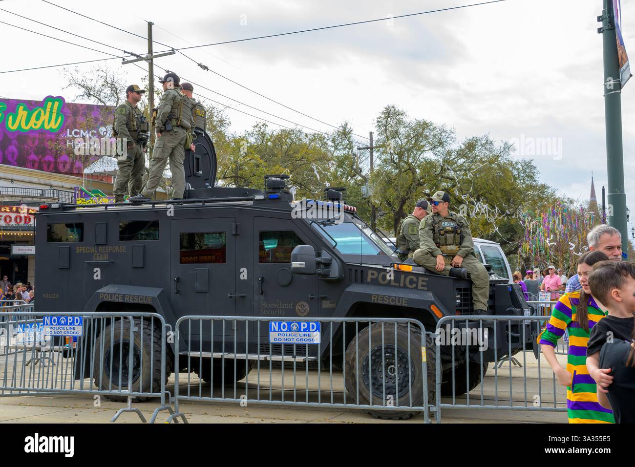 New Orleans, LOUISIANE, États-Unis - 4 mars 2025 : vue latérale du véhicule blindé de l'équipe spéciale d'intervention de la sécurité intérieure avec la police douanière de l'immigration sur le véhicule à la Rex Parade le jour de mardi gras Banque D'Images
