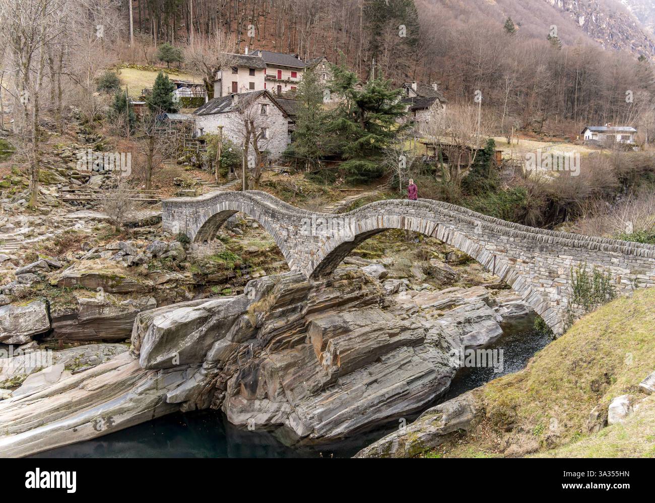 Ponte Dei Salti est un pittoresque pont en pierre à double voûte situé à Lavertezzo, au Tessin, en Suisse. Entouré par une nature alpine accidentée, il offre un stunni Banque D'Images