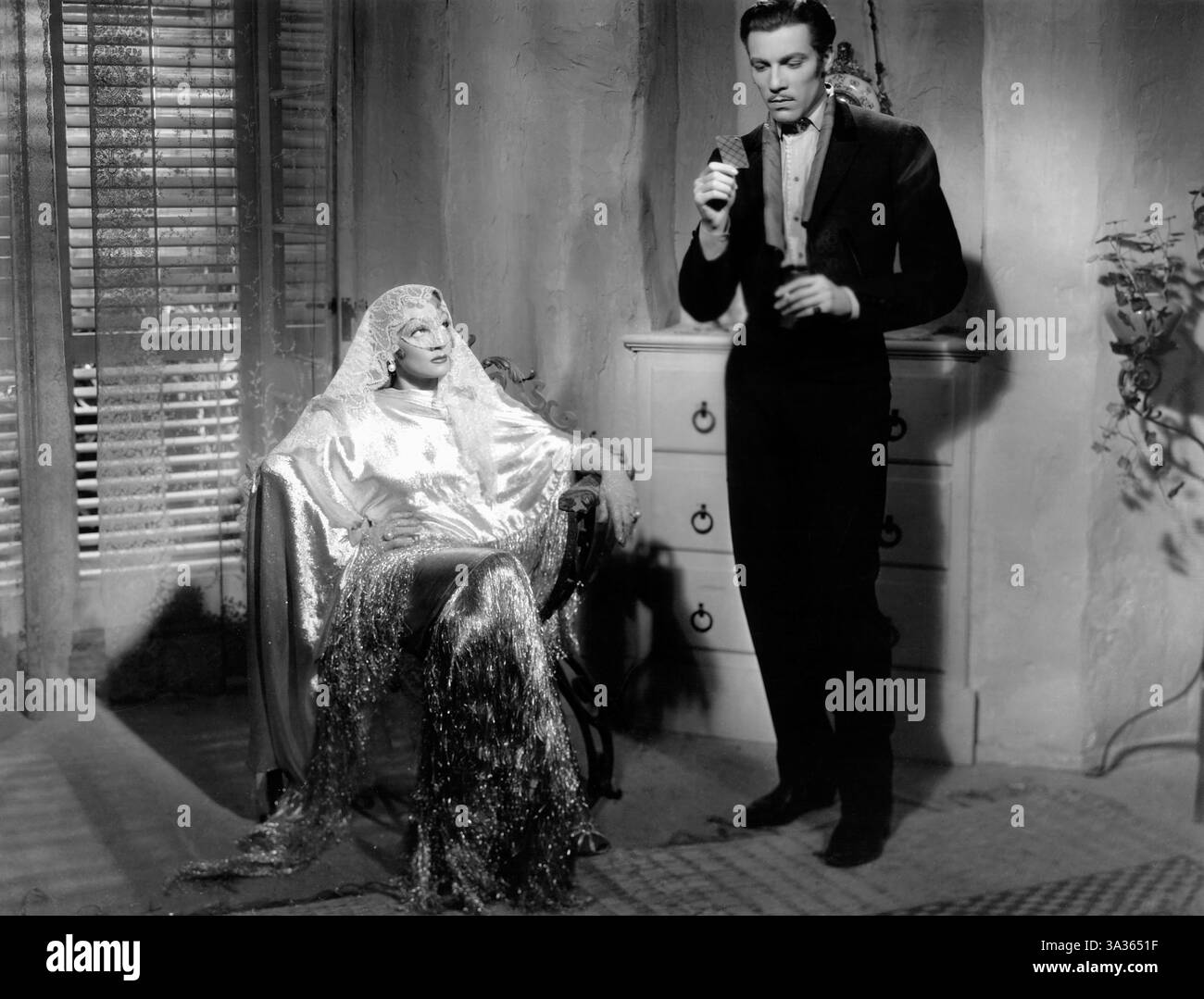 12 janvier 2005 - Marlene Dietrich, Cesar Romero, sur le plateau du film, ''le diable est une femme'', 1935 (crédit image : © Glasshouse/ZUMA Wire) Banque D'Images