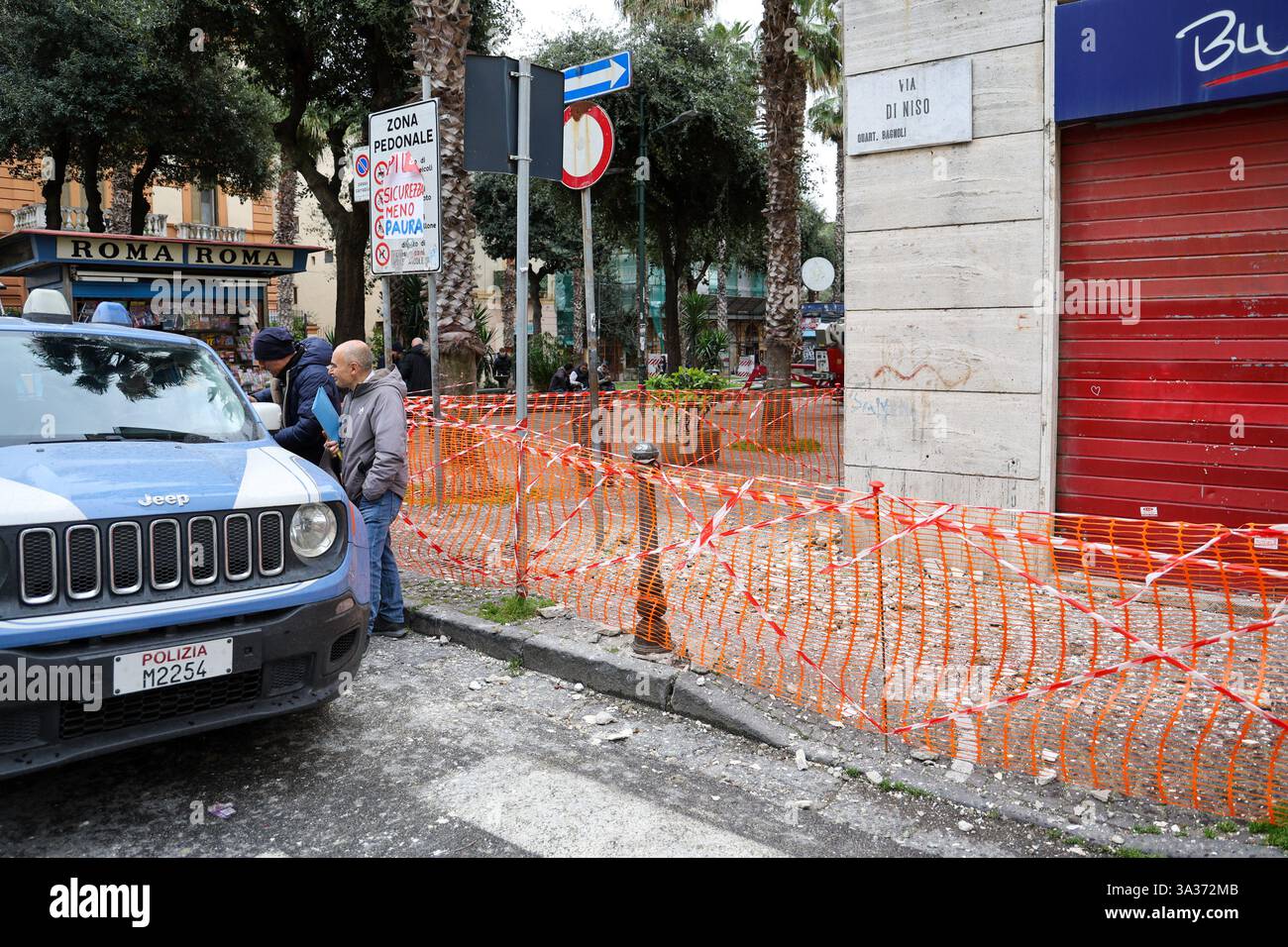 Naples, Campanie, Italie. 14 mars 2025. Naples 03/14/2025 dommages causés par le tremblement de terre de magnitude. 4,4 à Campi Flegrei. En photo : bâtiment évacué après le tremblement de terre l'autre soir parce qu'il était dangereux (crédit image : © Fabio Sasso/ZUMA Press Wire) USAGE ÉDITORIAL SEULEMENT! Non destiné à UN USAGE commercial ! Banque D'Images