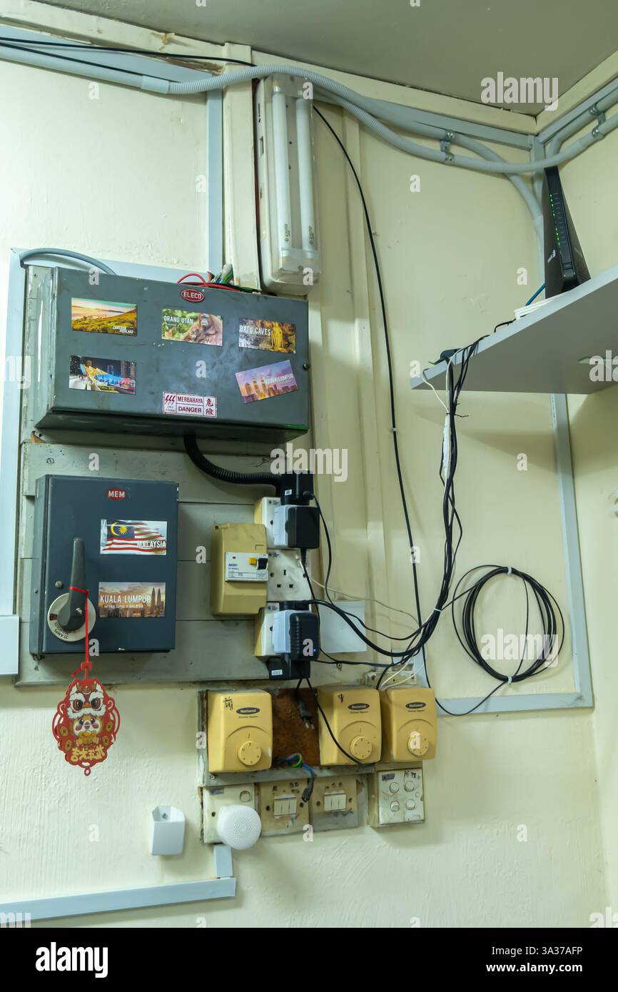 une boîte à fusibles électrique, un appareil consommateur, avec des composants, des disjoncteurs, un interrupteur principal, et câblage, mur, Malaisie Banque D'Images