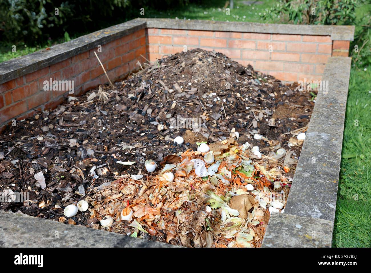 Gros tas de compost en briques en différentes étapes Banque D'Images