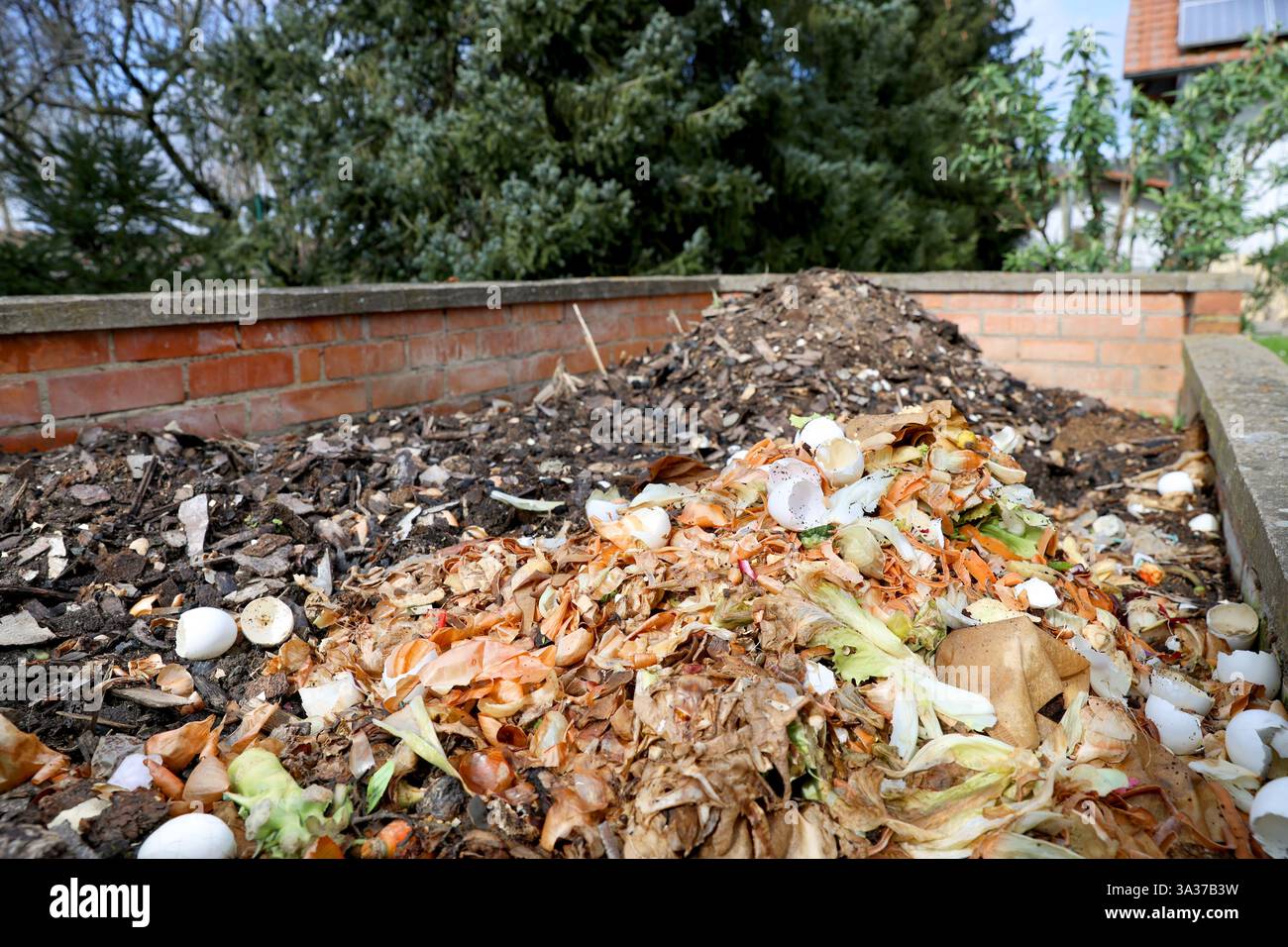 Gros tas de compost en briques en différentes étapes Banque D'Images