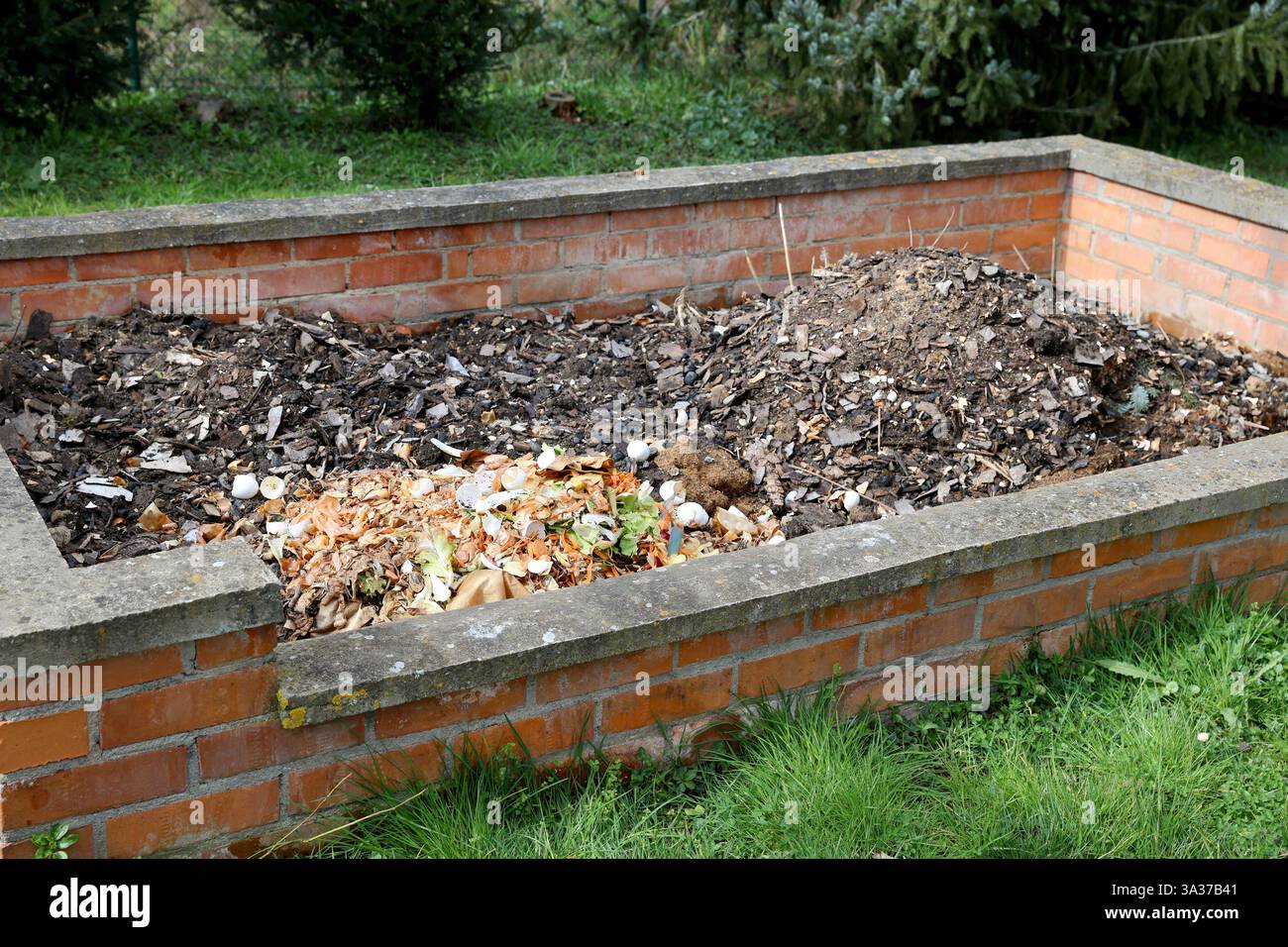 Gros tas de compost en briques en différentes étapes Banque D'Images