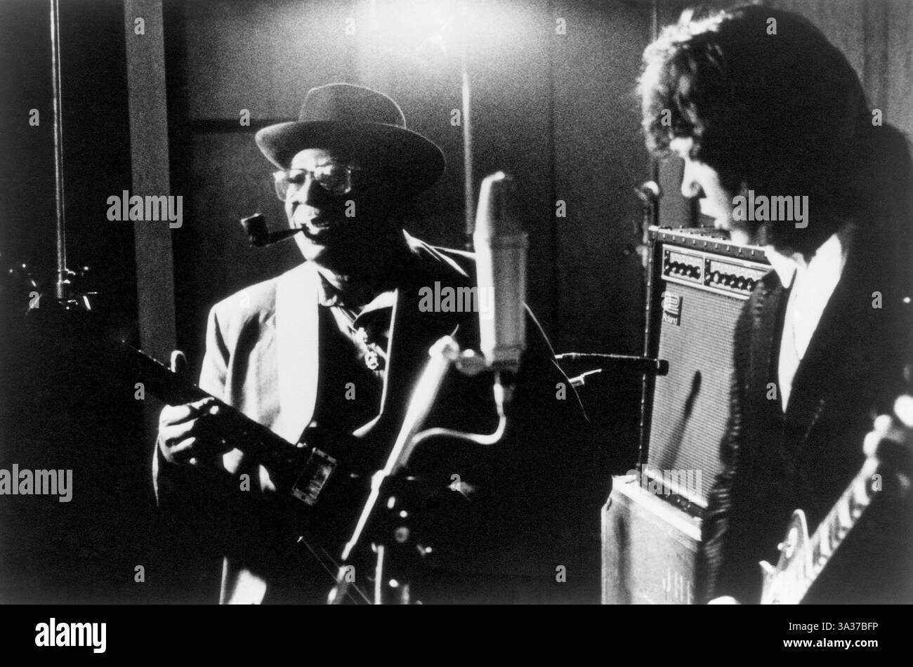 9 février 2006 - musiciens Albert King et Gary Moore pendant la performance, vers 1980 (crédit image : © Glasshouse/ZUMA Wire) Banque D'Images