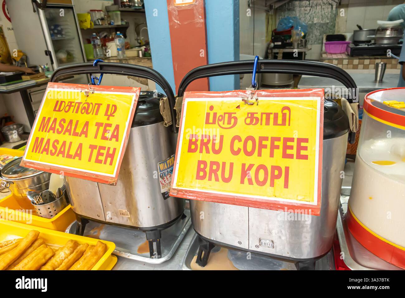 Stalle de rue à Little India, Kuala Lumpur, Malaisie. Thé aromatisé Masala et café instantané indien, étiquette en tamoul, malais et anglais Banque D'Images